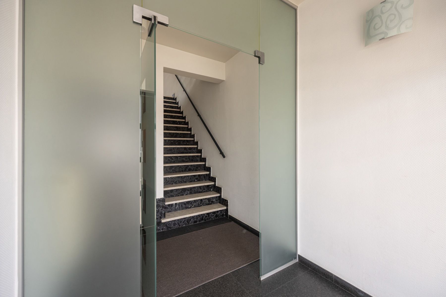 Om te vormen kantoorgebouw met 2 garages en gunstig EPC  foto 2