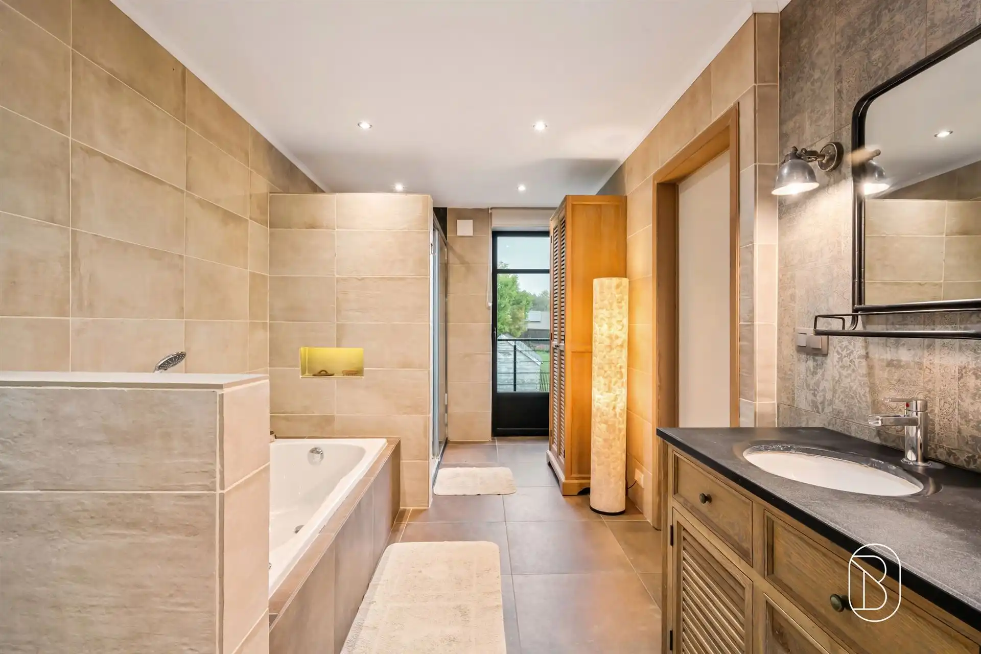 Ruime karakterwoning met 4 slk, grote tuin en charme. foto 30