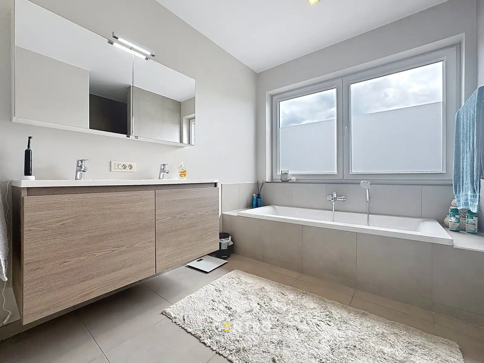 Strategisch gelegen BEDRIJFSPAND met magazijn, kantoren, verhuurd appartement & perceel bouwgrond (villa-bouw) nabij autosnelwegen te 8000 Brugge foto 15