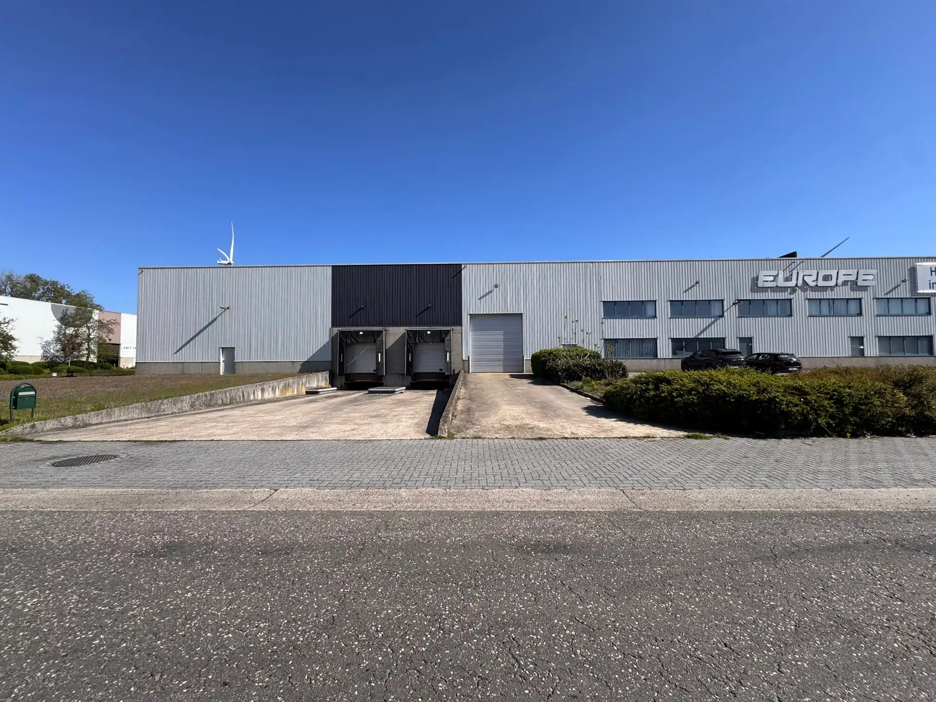 Magazijn (± 2.600 m²) met kantoor en laadkades te huur foto {{pictureIndex}}