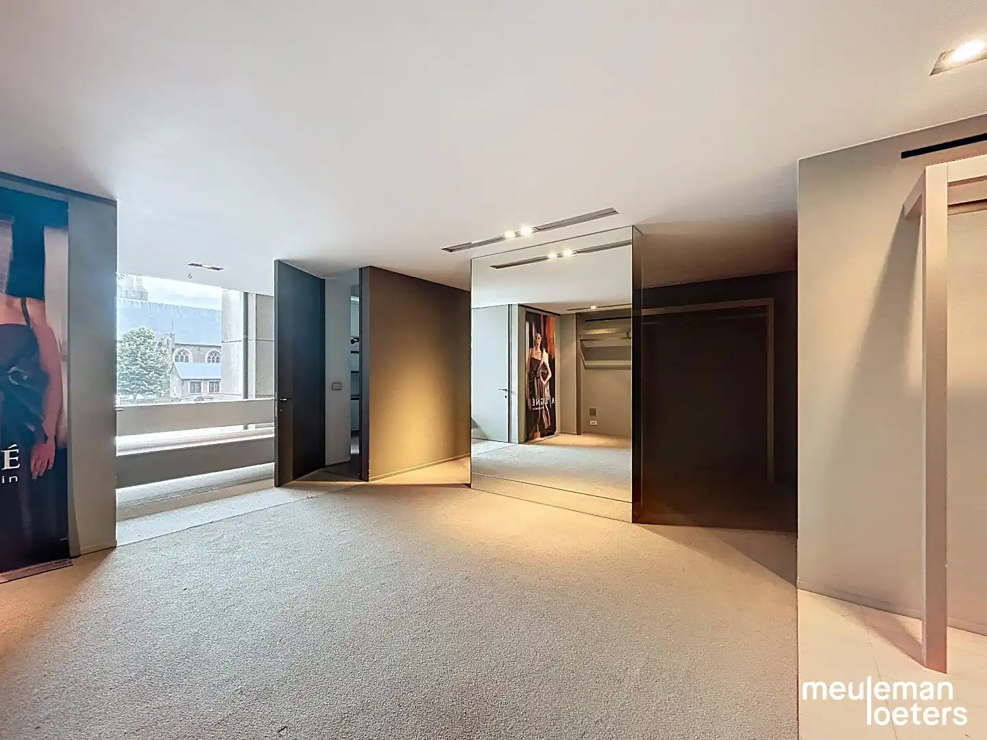 Unieke winkelruimte in het commercieel centrum foto 9