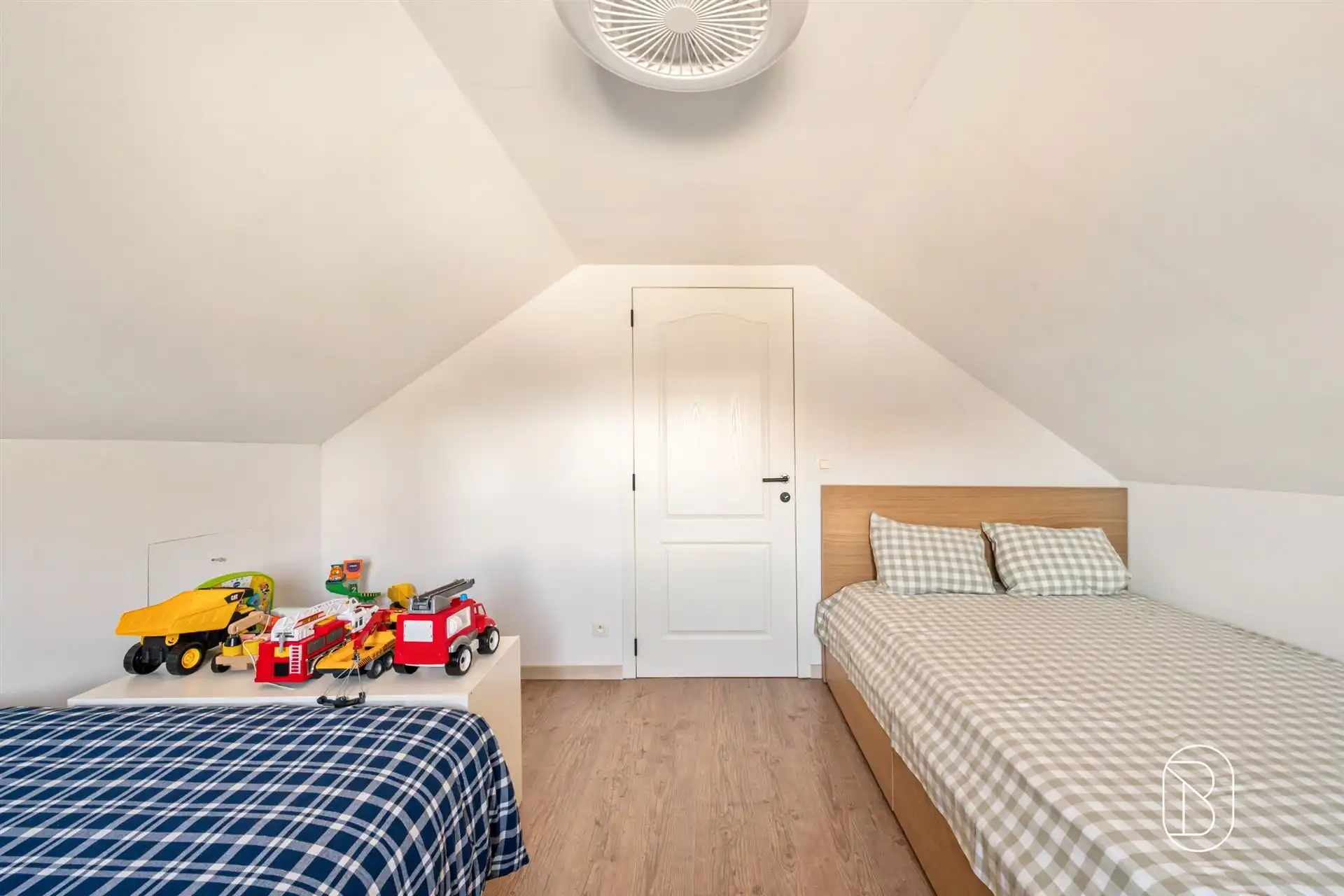Ruime alleenstaande woning met 3 SLK, garage en mooie tuin foto 16