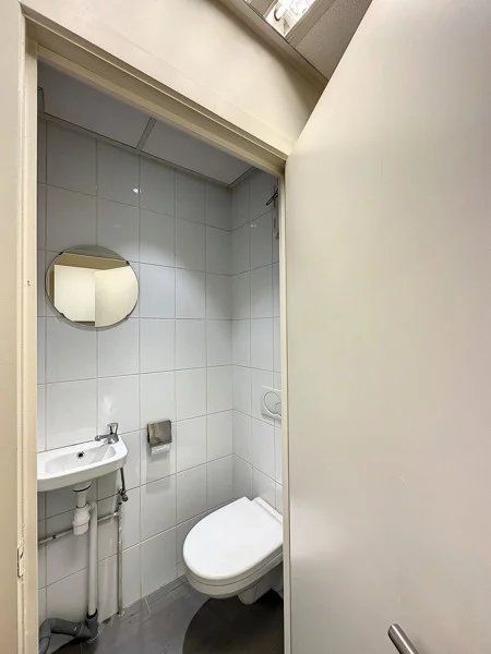 Goed gelegen handelspand met keukentje en toilet met een oppervlakte van 100m². foto 12