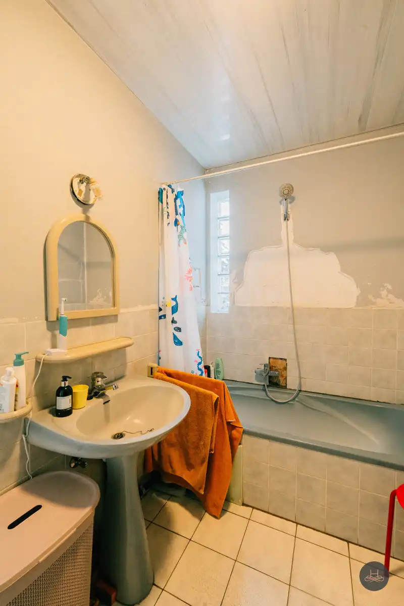 Gezinswoning met renovatiepotentieel op knap perceel foto 15