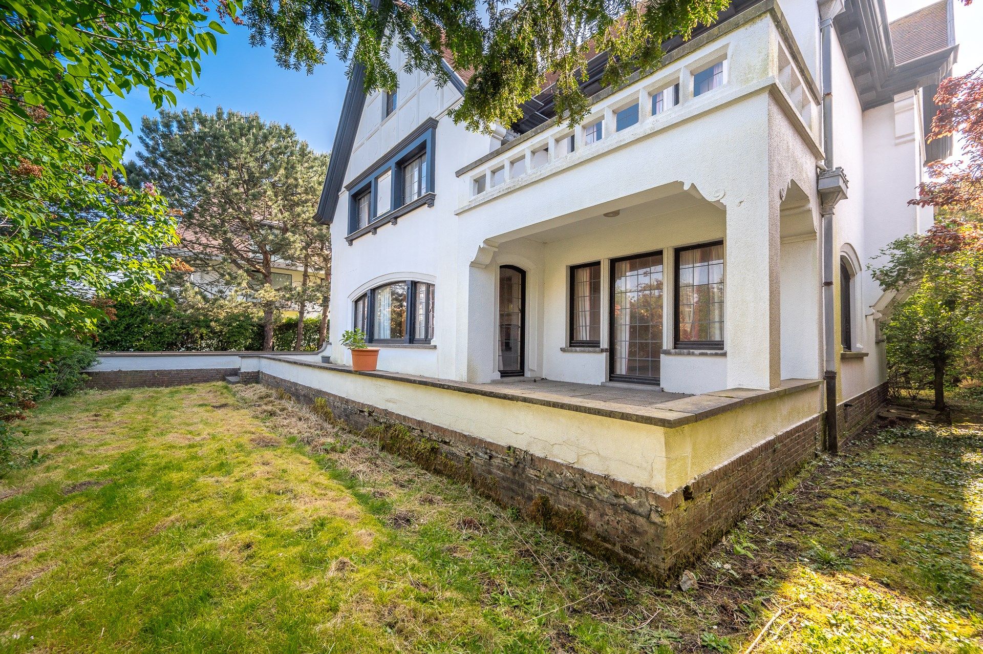 Te renoveren of af te breken villa gelegen op de Elizabetlaan te Knokke op enkele meters van het strand en de winkelstraten.  foto 2