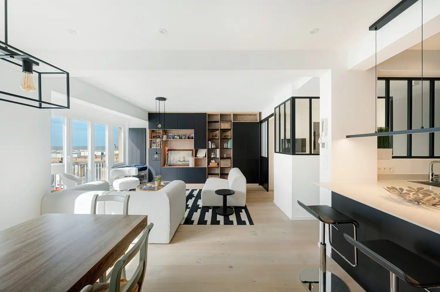 Stijlvol appartement op een mooie ligging in de Meerlaan, genietend van een aangenaam zijdelings uitzicht op zee en het Albertstrand. foto {{pictureIndex}}