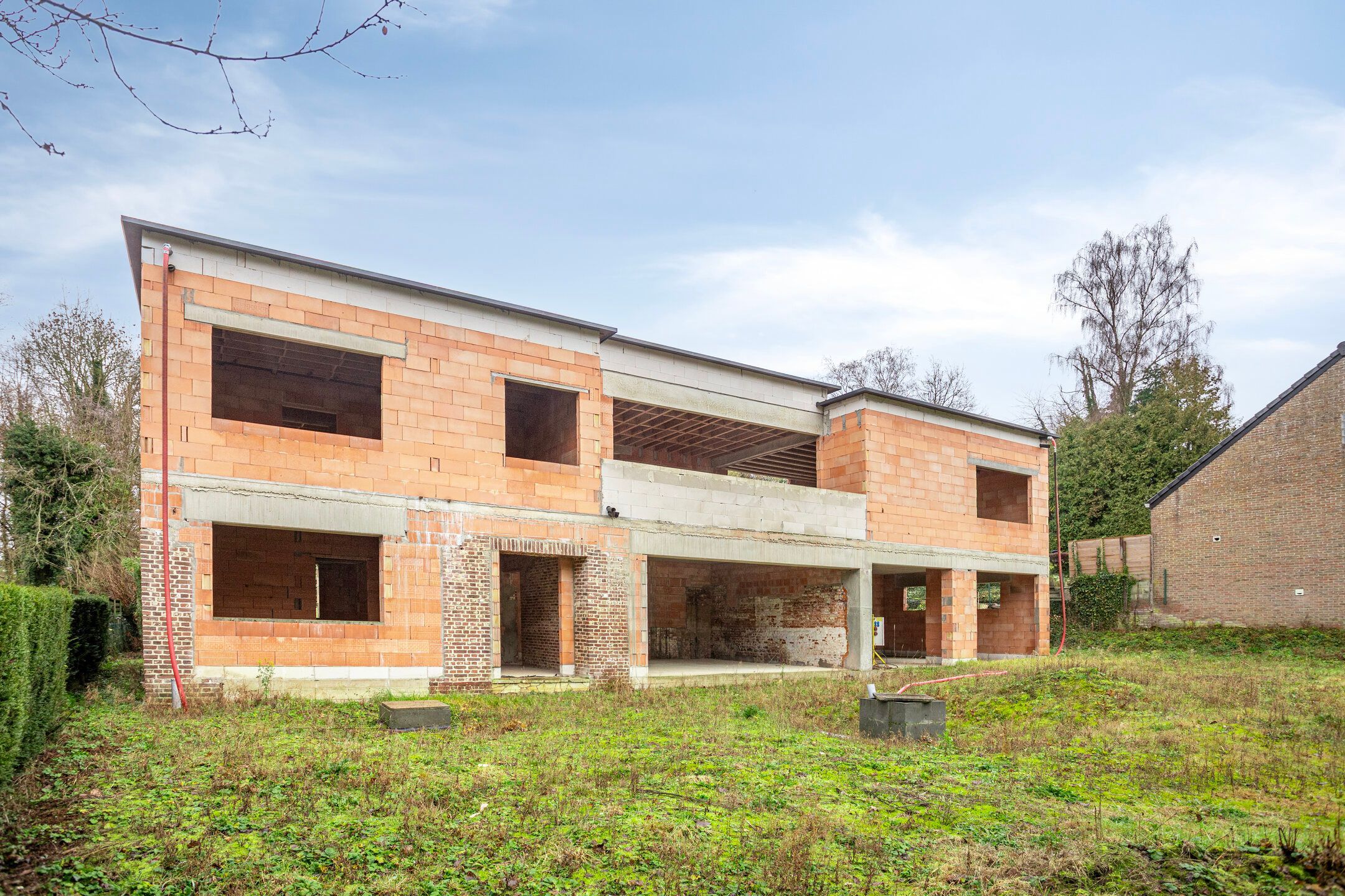 Uitzonderlijke ruwbouw met royale ruimtes te Meldert foto {{pictureIndex}}