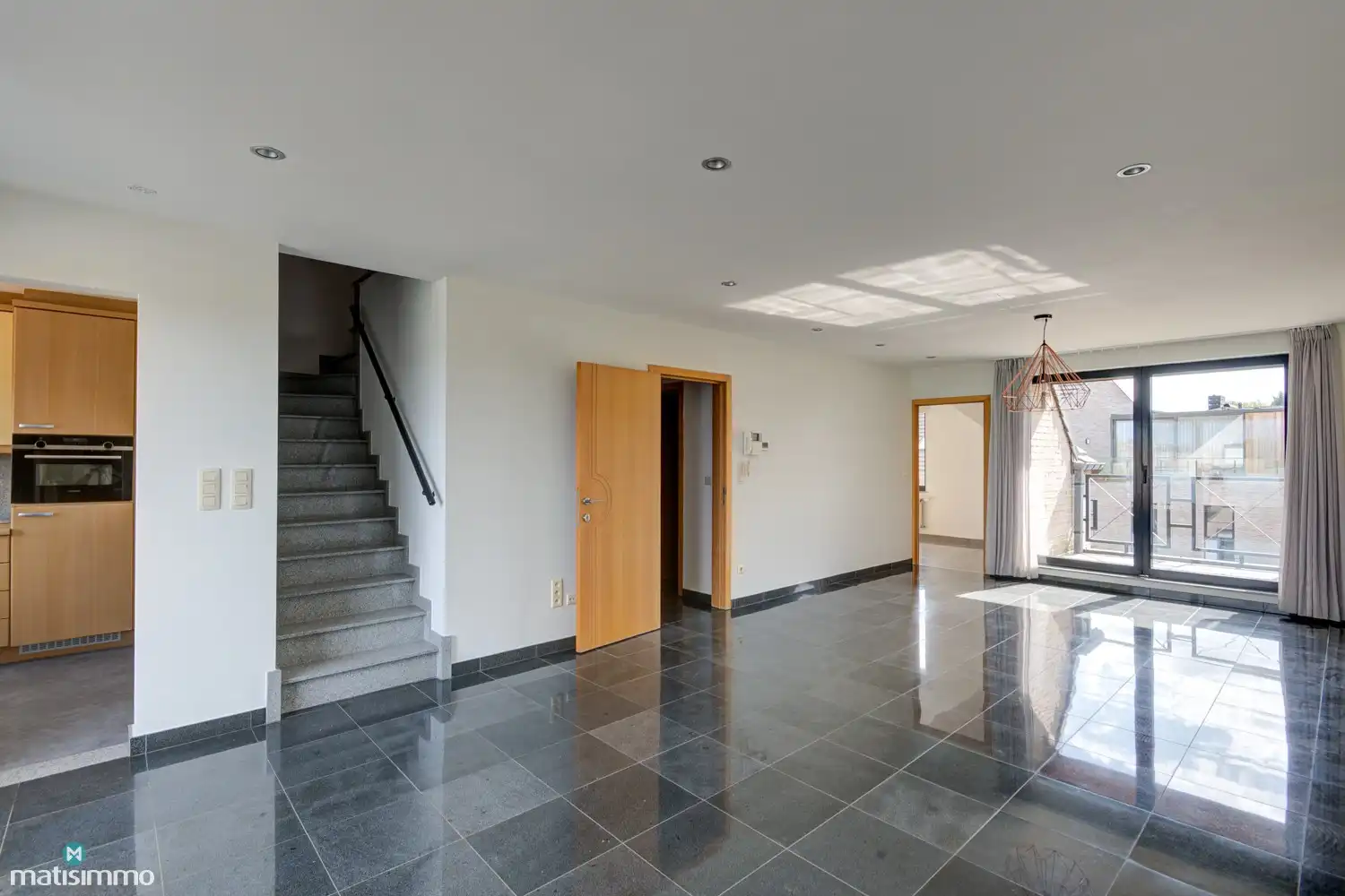 DUPLEXAPPARTEMENT MET 2 SLAAPKAMERS, 2 TERRASSEN EN GARAGEBOX AAN HET CENTRUM VAN BILZEN foto 4
