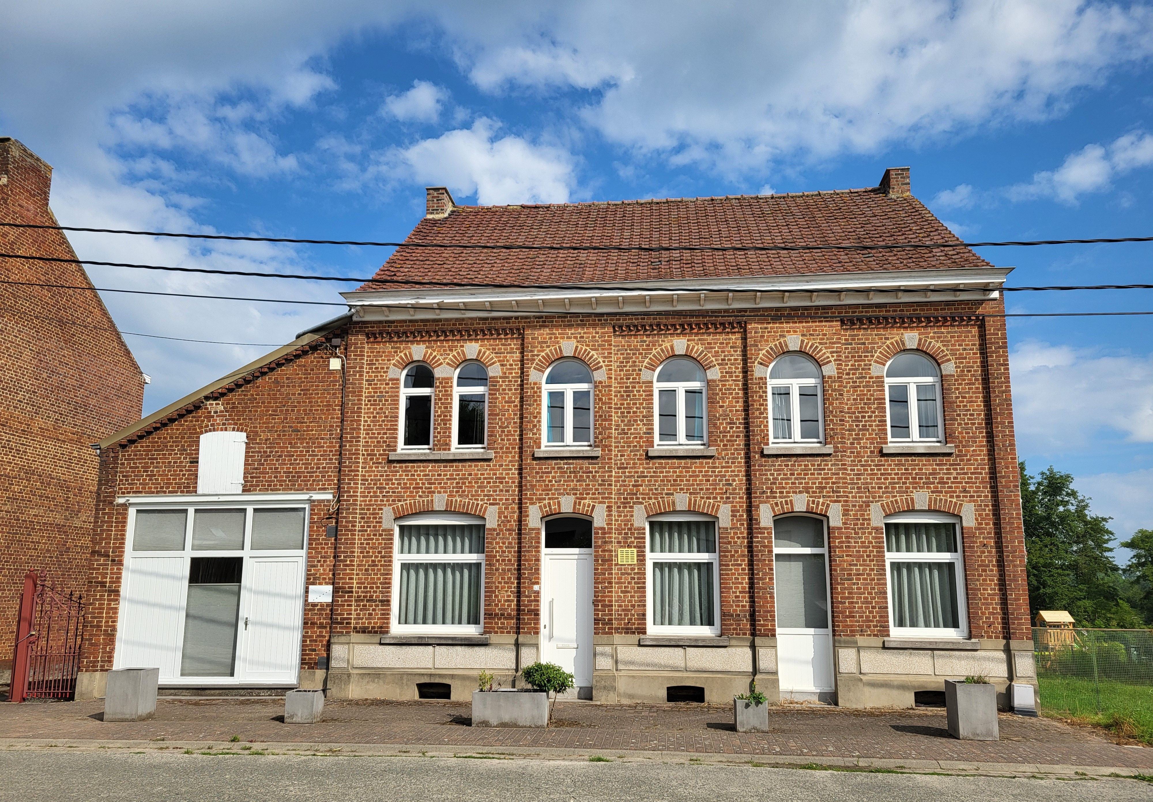 Prachtig dorpswoning / hoeve op 1246m² met stallingen en aanpalend bouwgrond.  foto 3