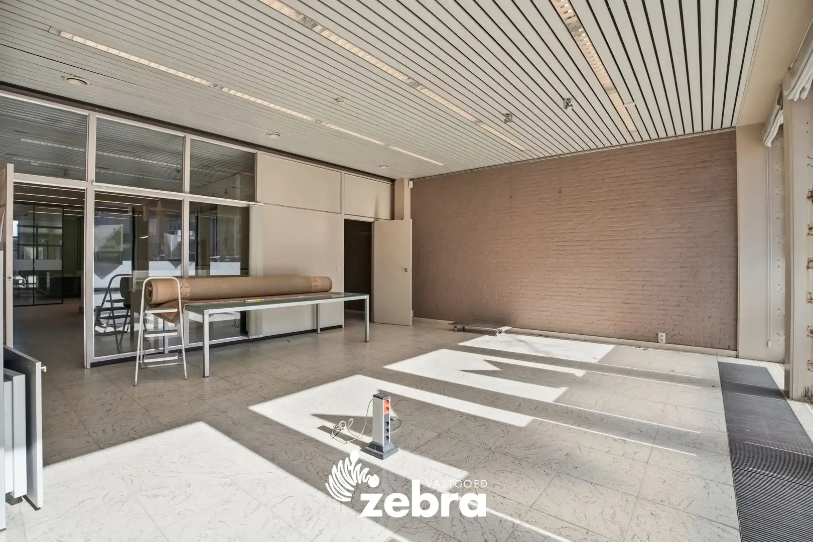 Veelzijdig handelspand met parkeerplaatsen op topligging in centrum Tielt! foto 4