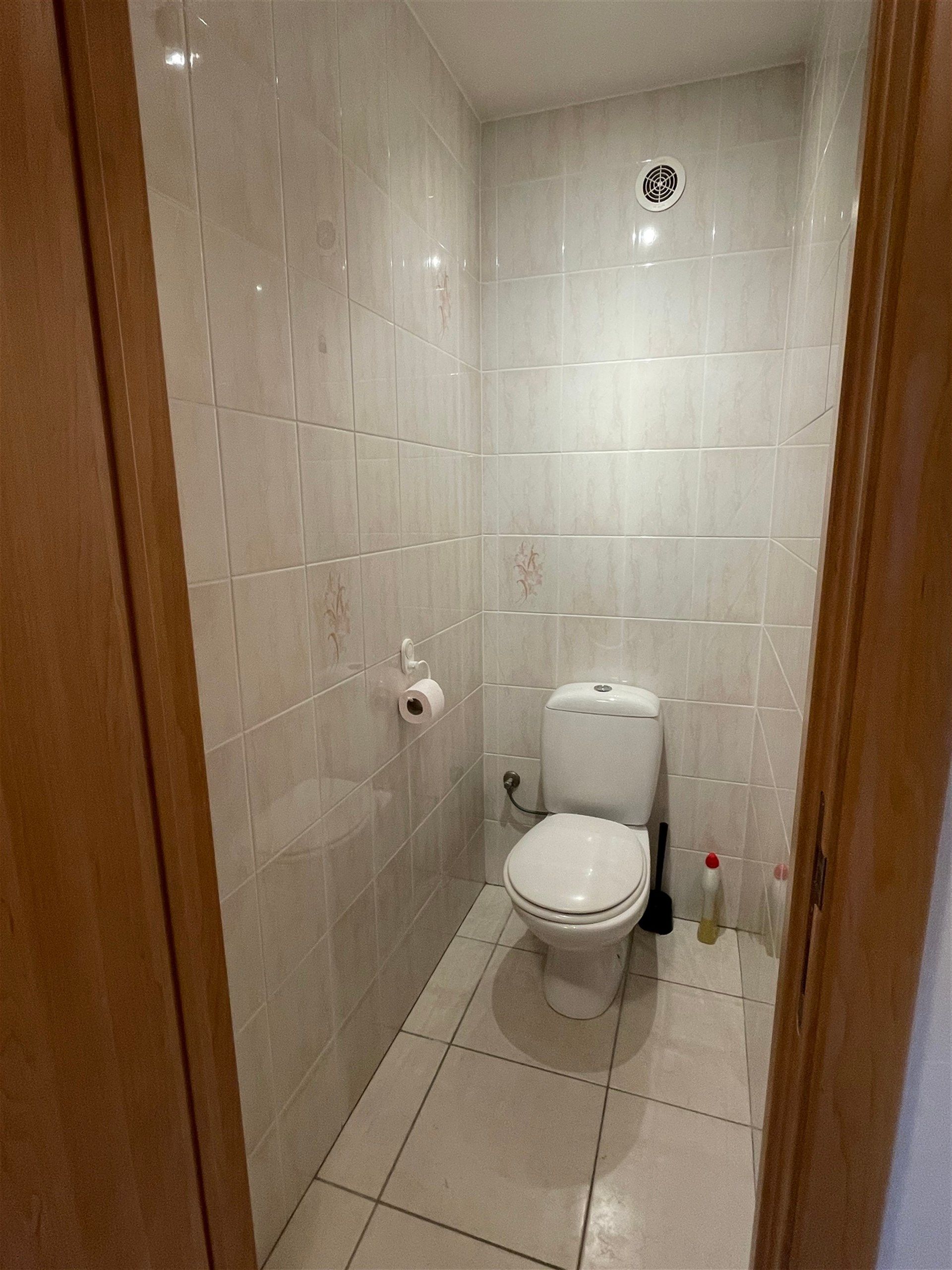 Gunstig gelegen 3 slaapkamer duplex appartement met garage.  foto 15