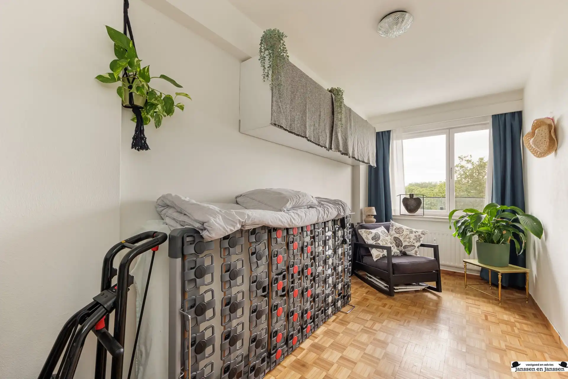 Ruim twee slaapkamer-appartement met panoramisch uitzicht! foto 10
