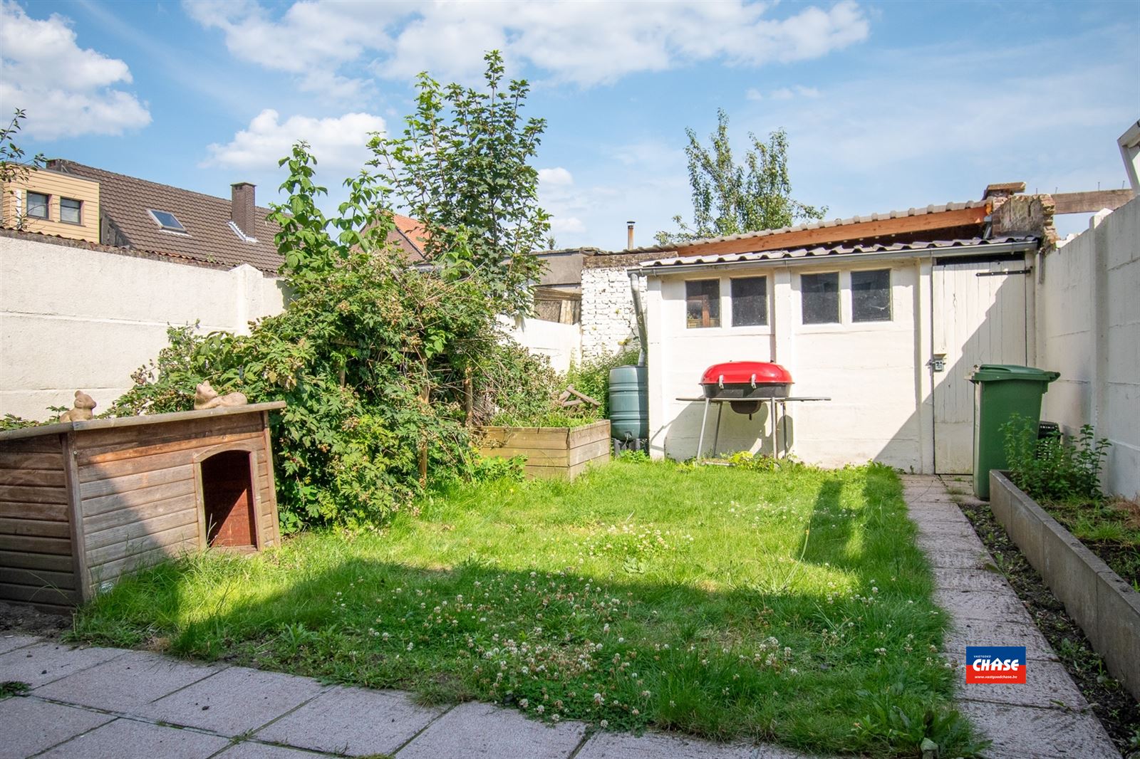 !!! VERKOCHT ONDER VOORWAARDEN !!! Knappe starterswoning met drie slaapkamers en zonnige tuin foto 2