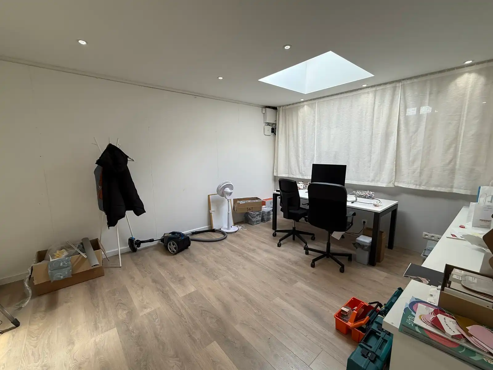 Zeer centraal gelegen polyvalent handelspand bestaande uit winkelruimte/kantoorruimte  foto 8