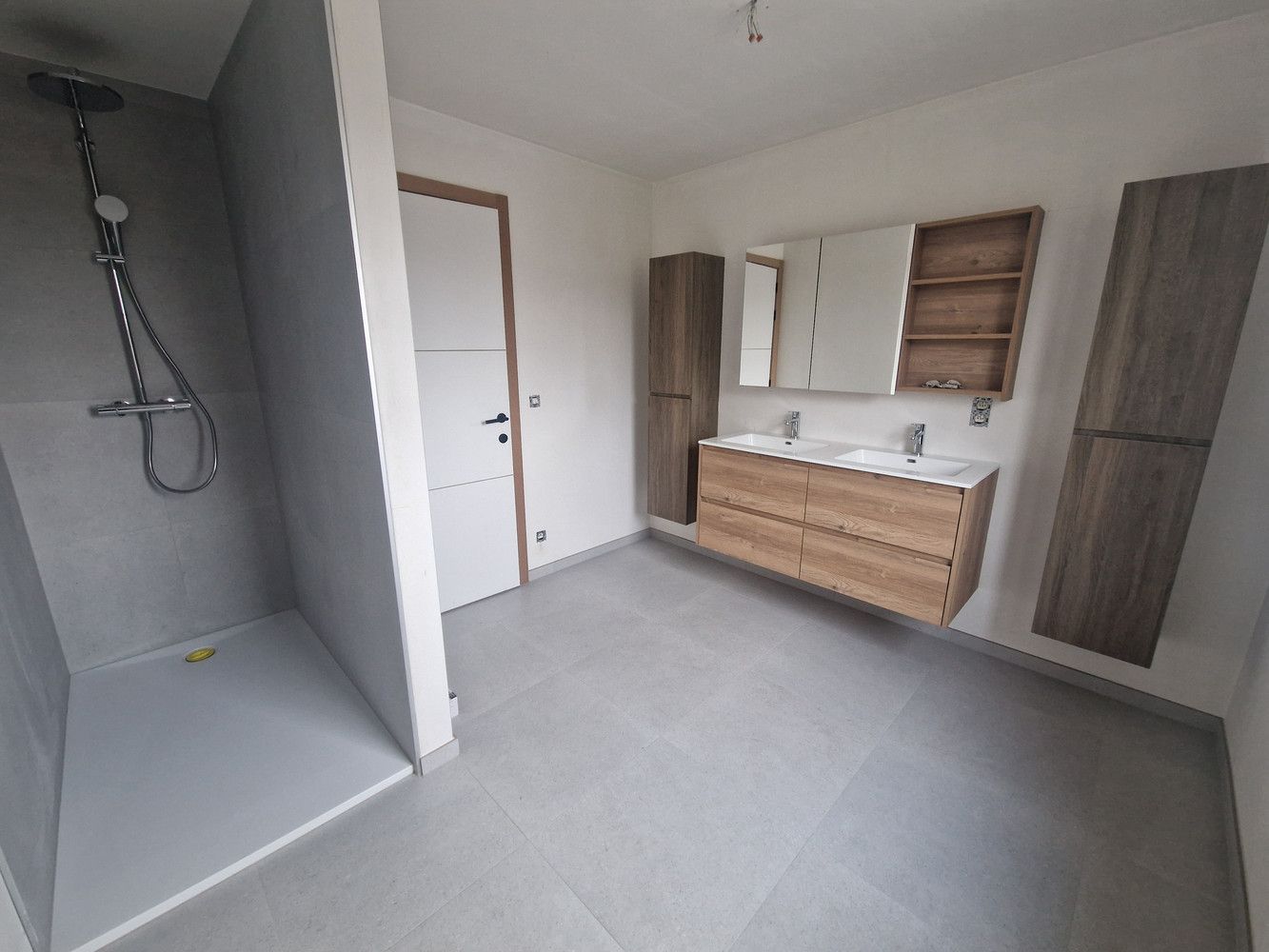 Rustig Gelegen Nieuwbouw Woning 3 Slpk + Garage(s) foto 8