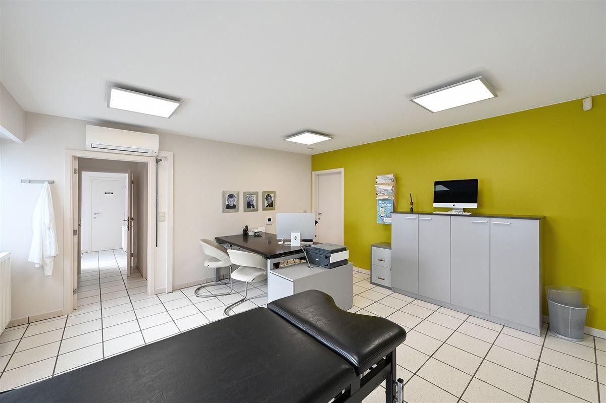 Zeer ruime villa met mogelijkheid voor praktijk of zorgwoning foto 19