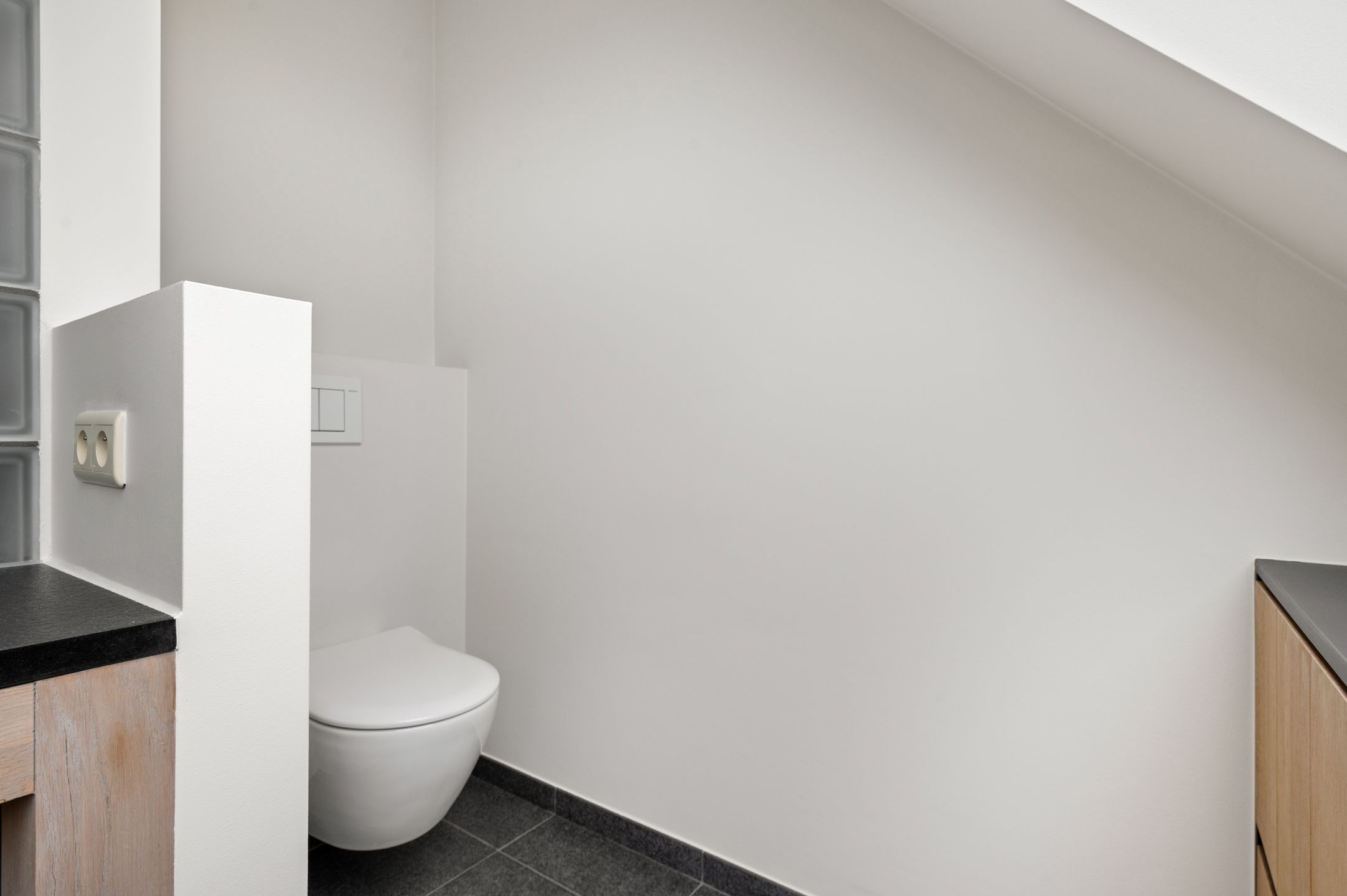 Duplexappartement met groot terras, zolder & 2 staanplaatsen foto 30
