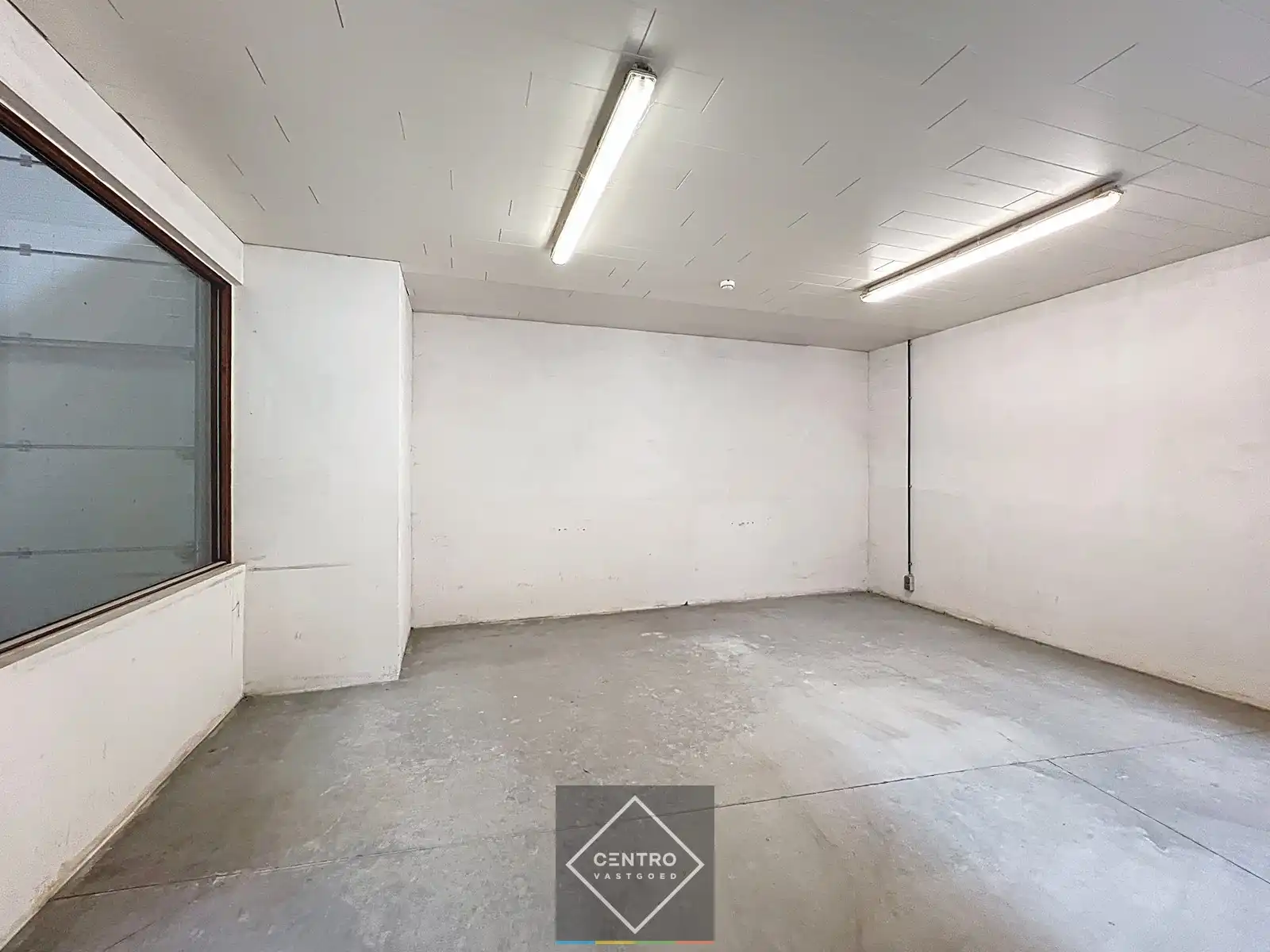 Instapklaar magazijn (± 700 m²) met automatische sectionaalpoort langs de N8 te Elverdinge (Ieper). Ambachten toegestaan ! foto 6