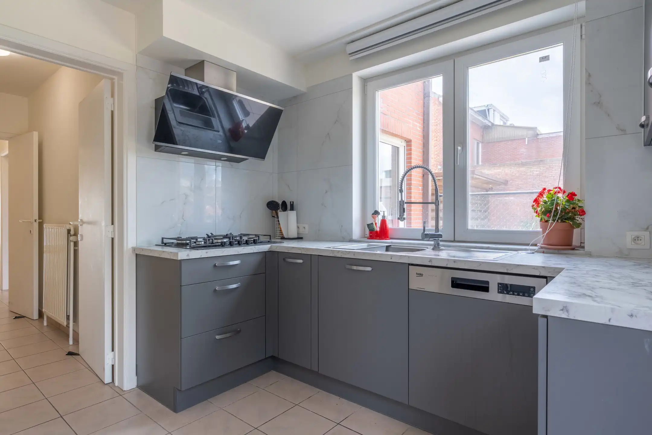 Volledig vernieuwde  woning/kantoor/handelspand met 5 slpks foto 34