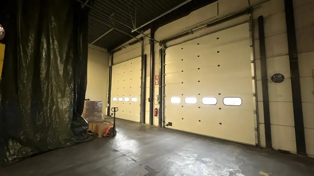 Magazijn met sociale ruimtes te huur in Industriepark-Drongen foto 6