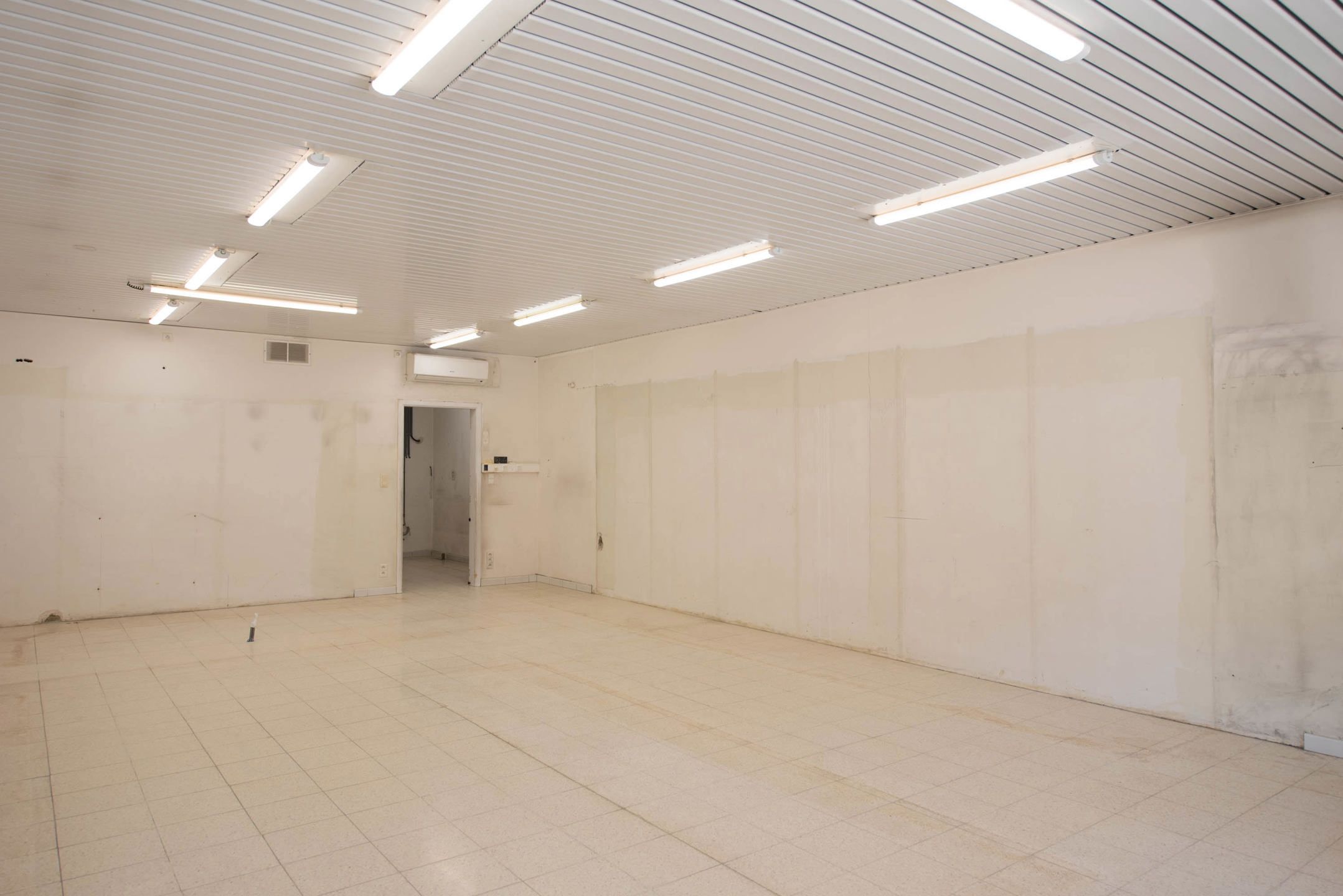 Centraal gelegen handelspand met parking.  foto 6