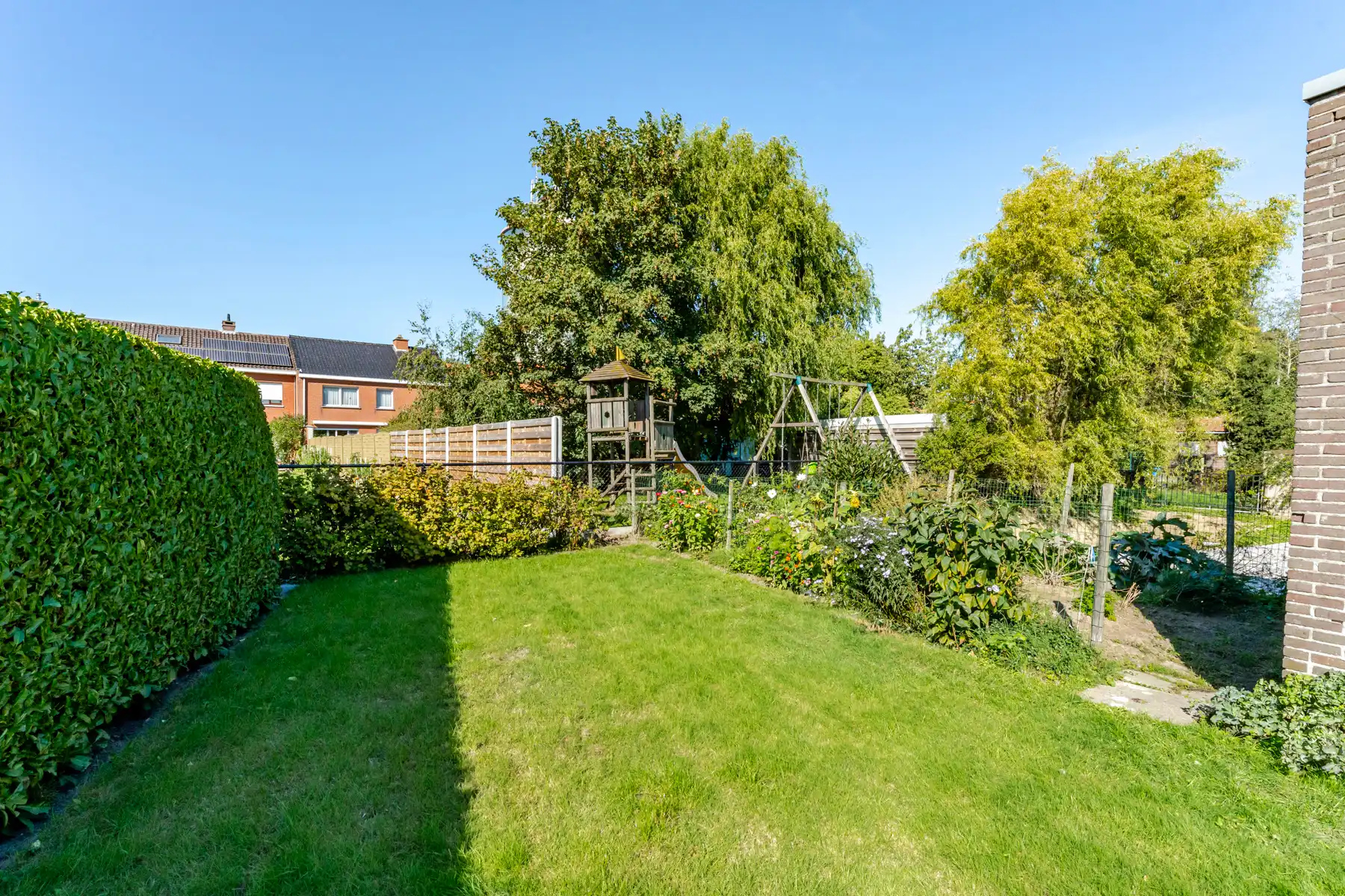Verzorgde en lichtrijke gezinswoning met tuin en garage foto 4