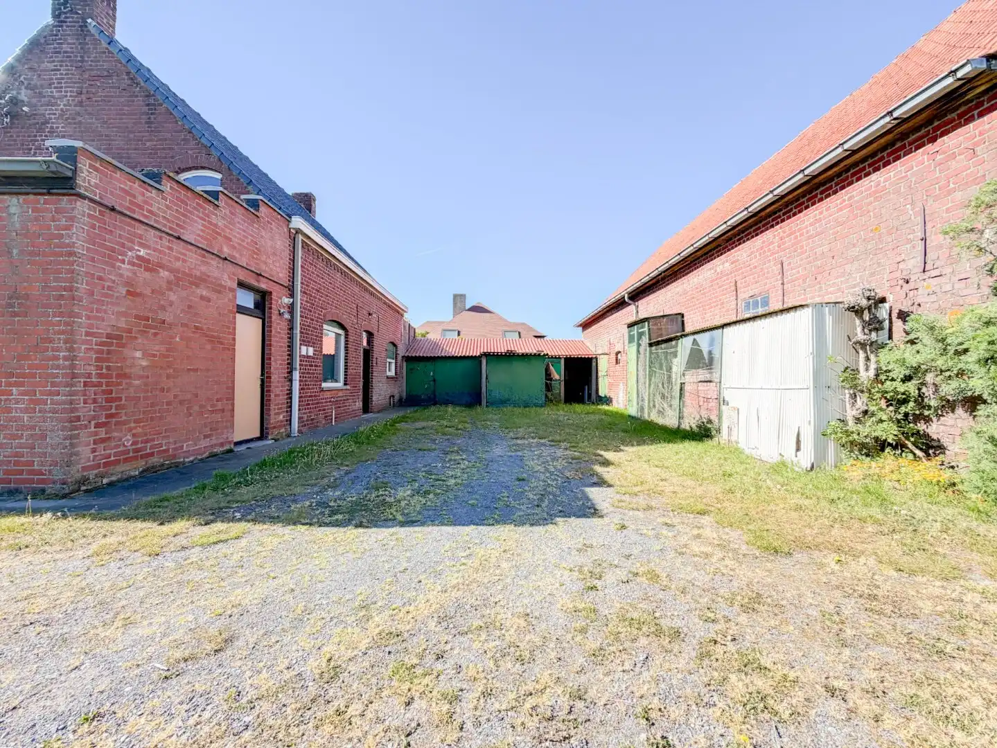 Landelijke hoeve-woning op ruim perceel, met weide en stallingen. foto 7