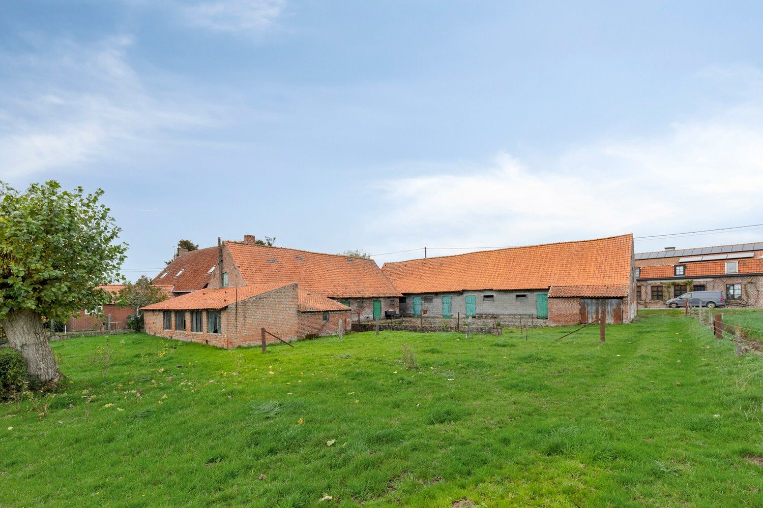 Beveren aan de IJzer: Charmant en historisch hoevetje met woonhuis, diverse stallingen, loods en weide op 3.967m² totale grondopp. foto 22