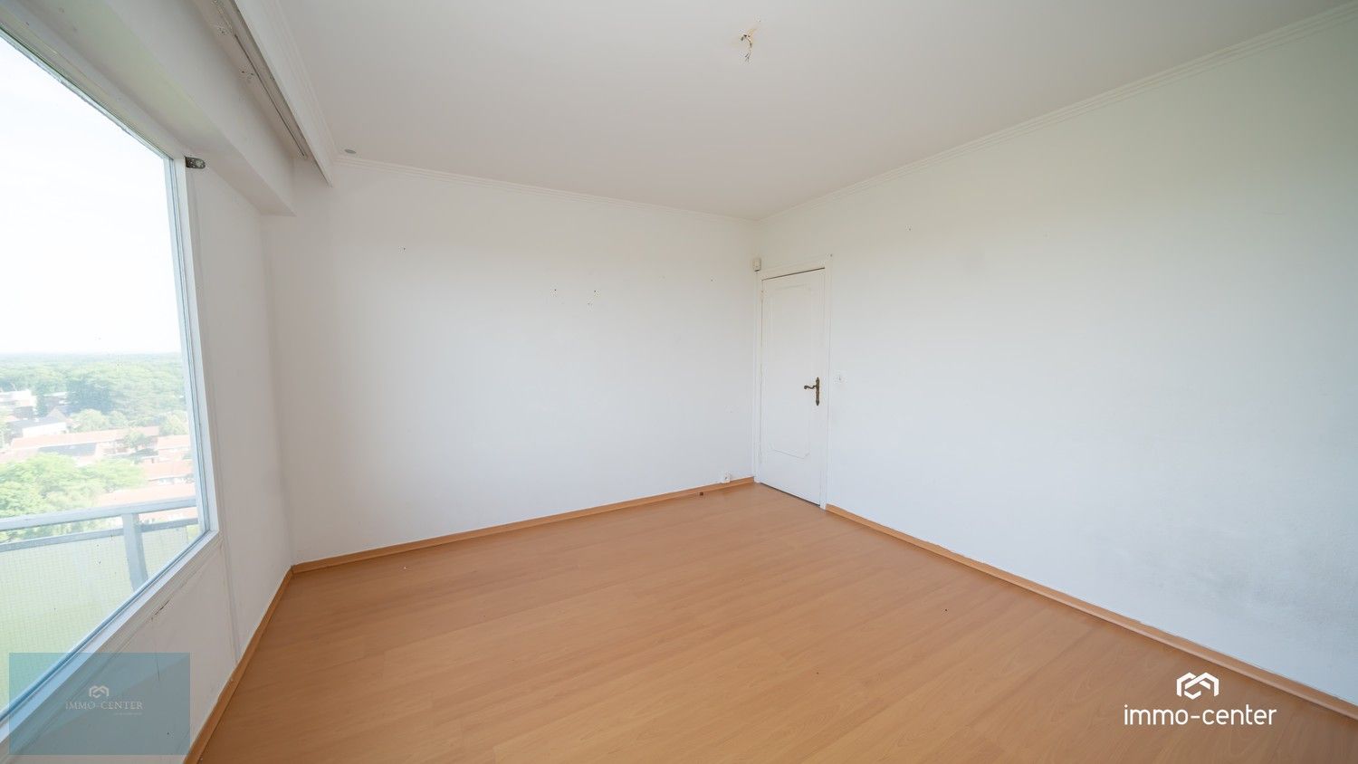 Ruim appartement met 4 slaapkamers en 3 terrassen in hartje Genk! foto 9