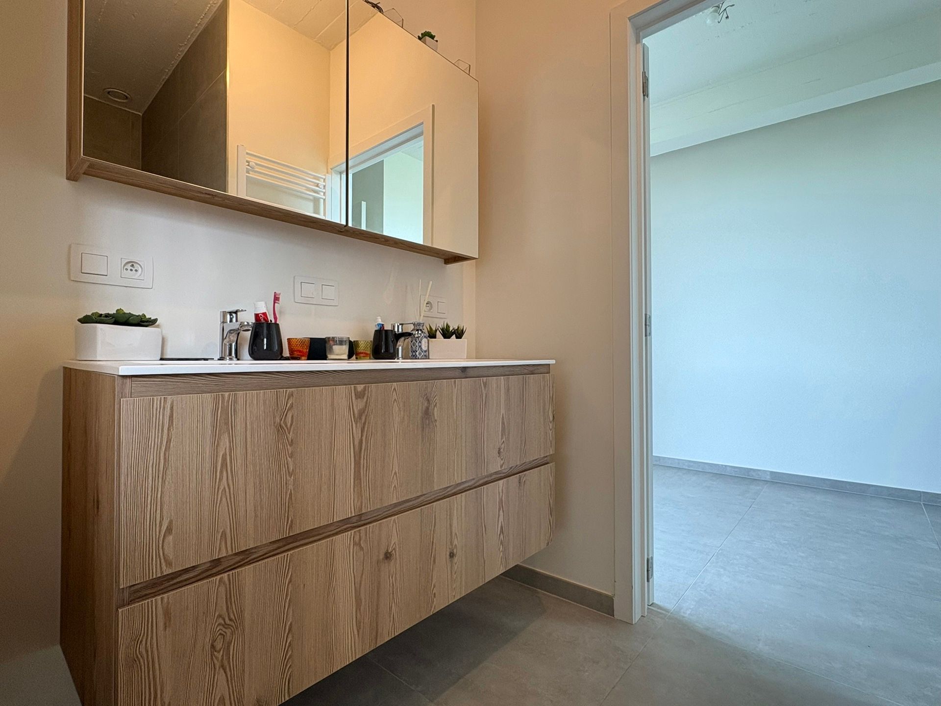 Prachtig en ruim appartement met uitzicht op Leiearm foto 6