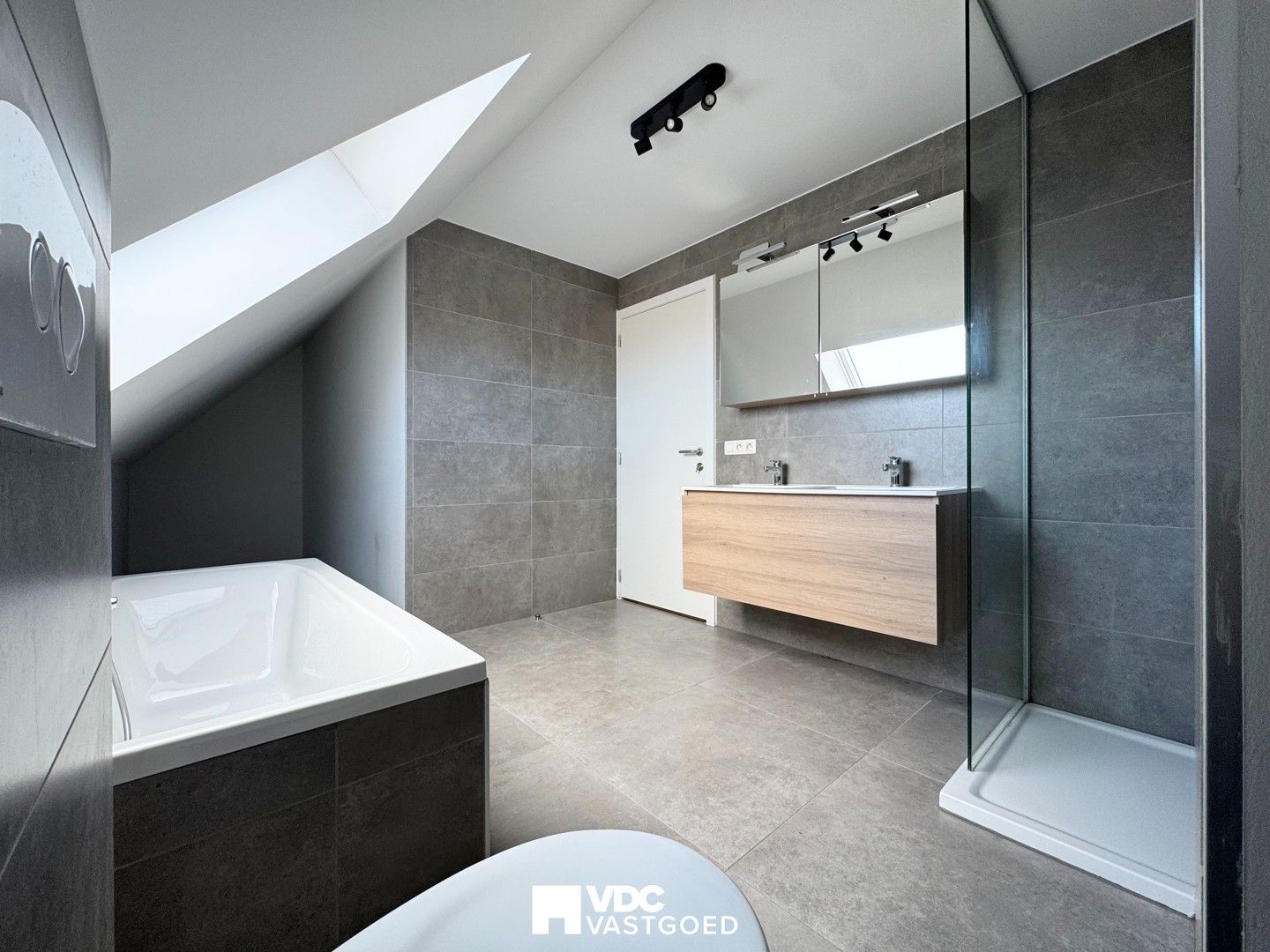 Ruim en modern duplex-appartement met 3 slaapkamers en garage foto 14