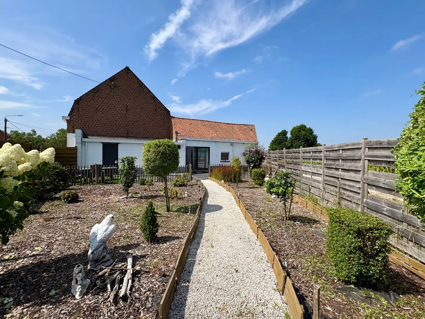 Woning te koop in het landelijke Tiegem met veel potentieel foto 3
