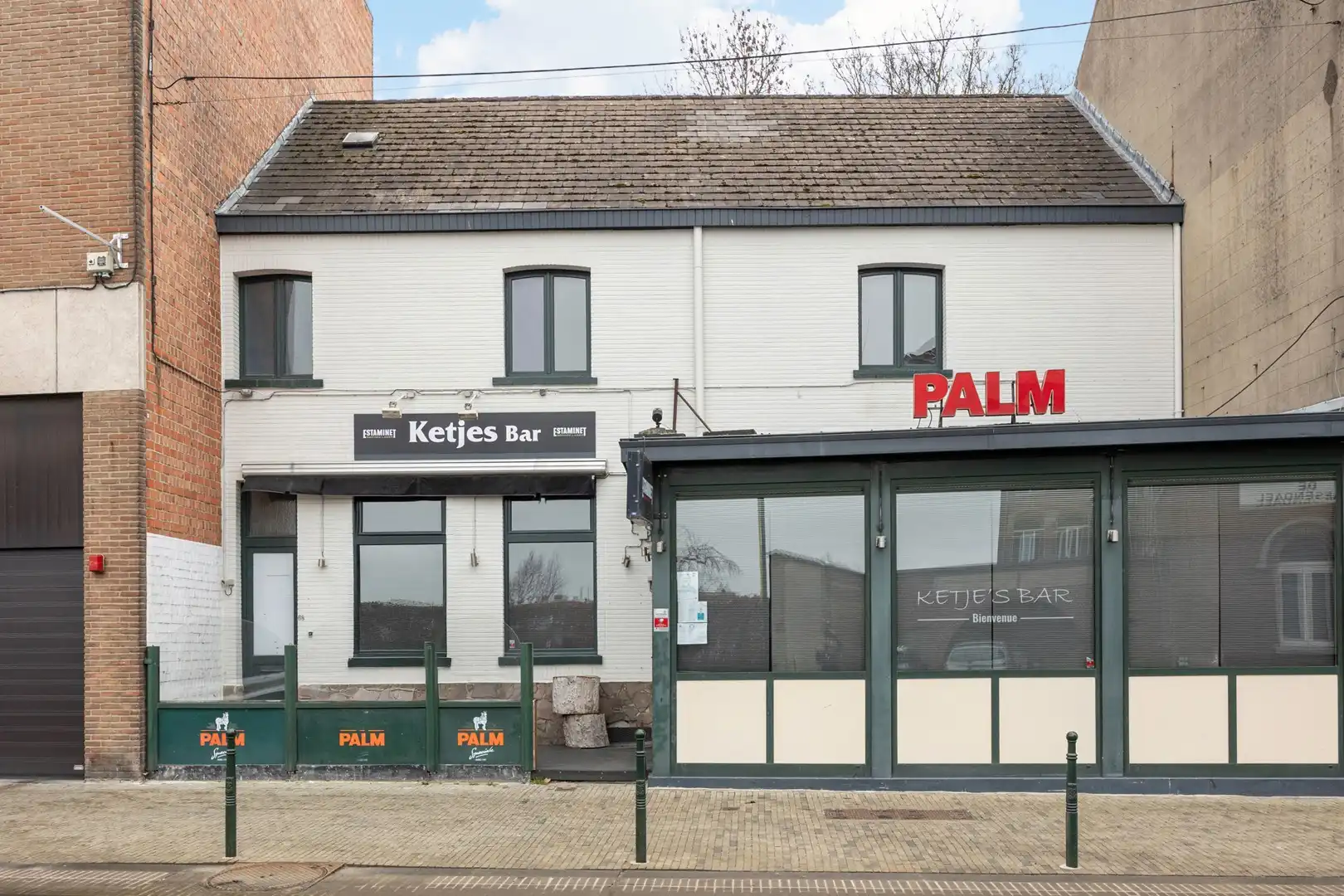 Handelsruimte met bovenliggend appartement foto {{pictureIndex}}