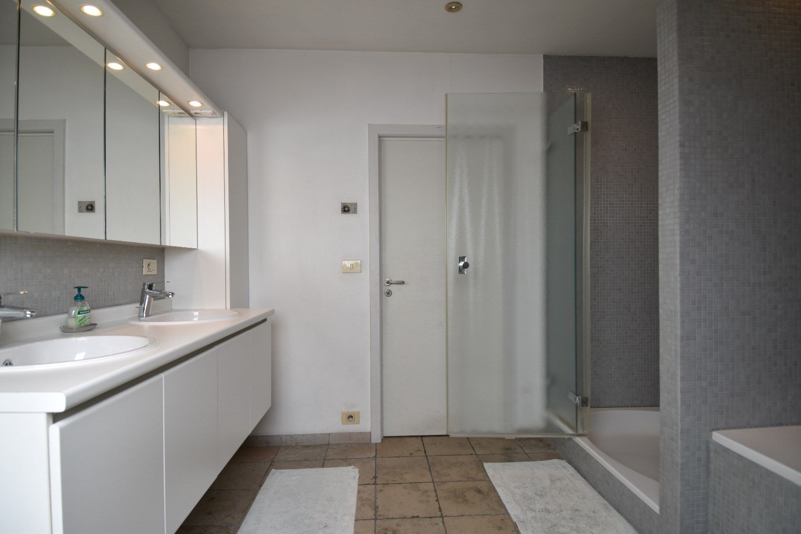 Exclusieve woning met 4 slaapkamers gelegen op een prachtig perceel van bijna 2.400 m² foto 8