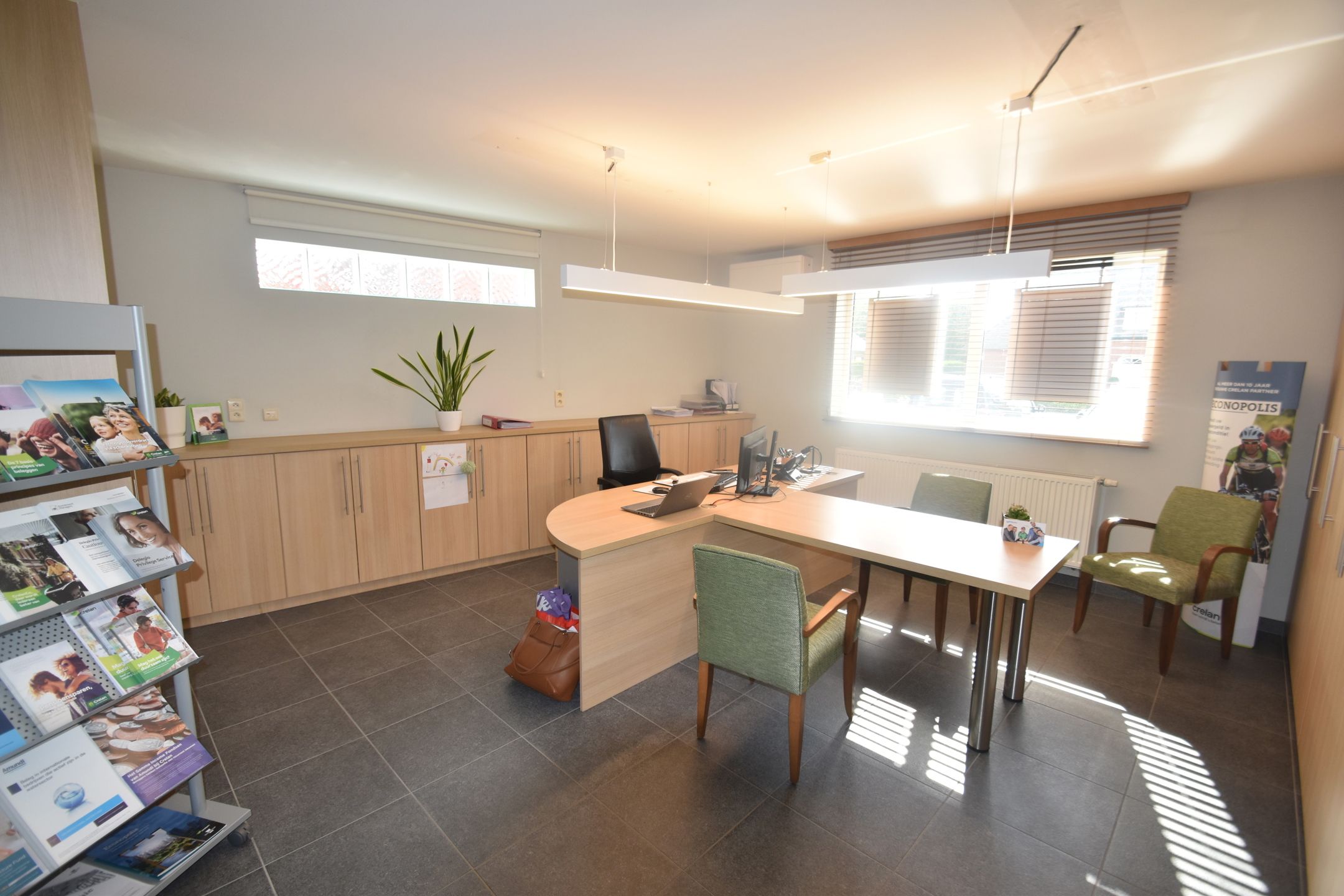 Instapklare villa/bungalow met aansluitend een kantoorruimte/handelsgelijkvloers op ruim perceel van +/- 30 are. Meerdere parkeerplaatsen foto 28