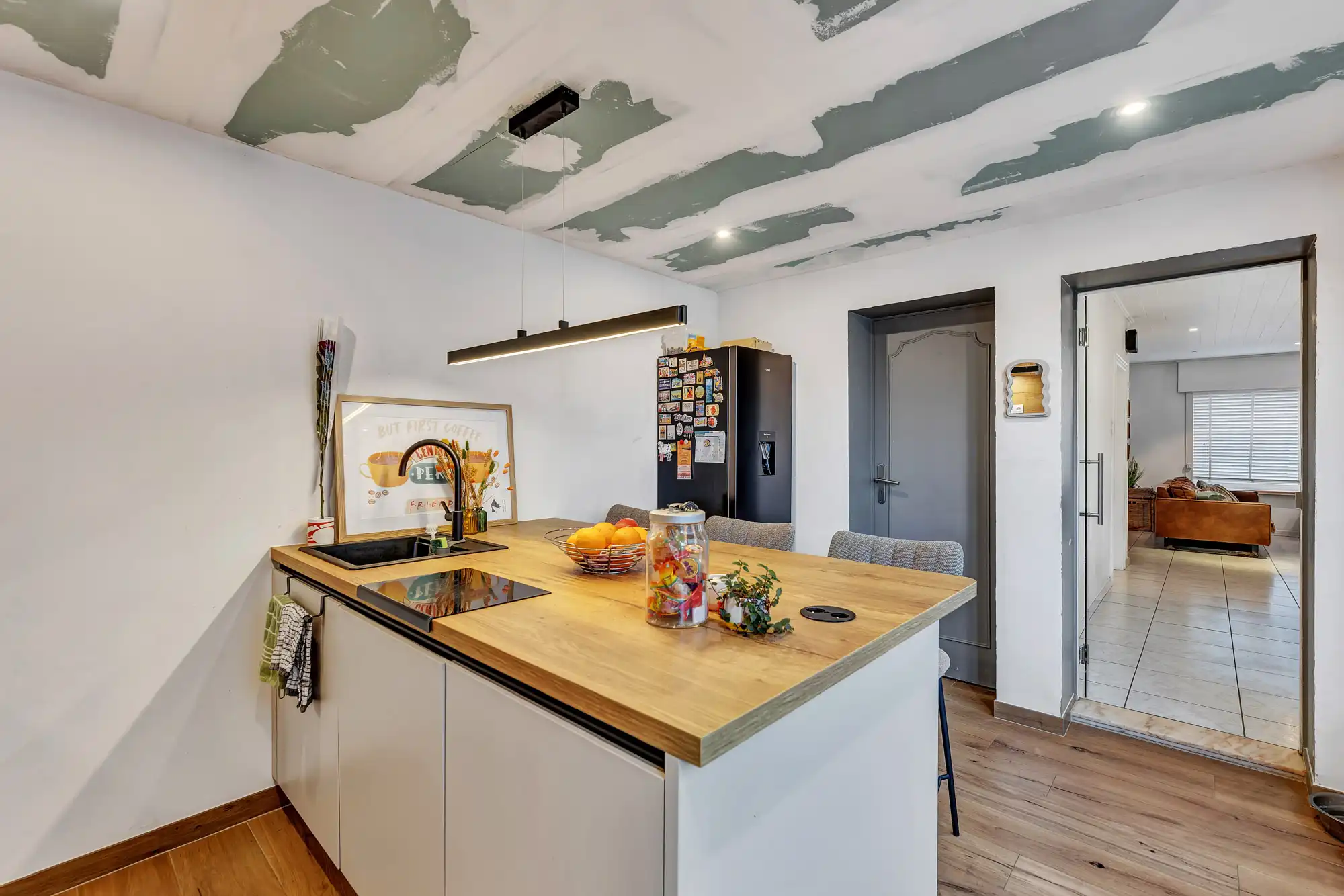 Strategisch gelegen, instapklare woning met veel potentieel foto 9