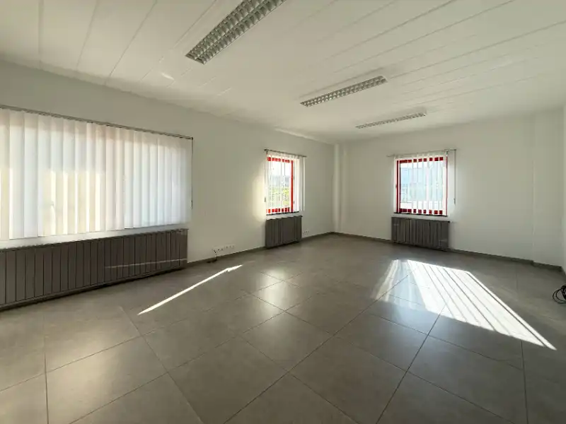 GENK: Bedrijfsgebouw met magazijn, atelier, kantoren en appartement foto 15