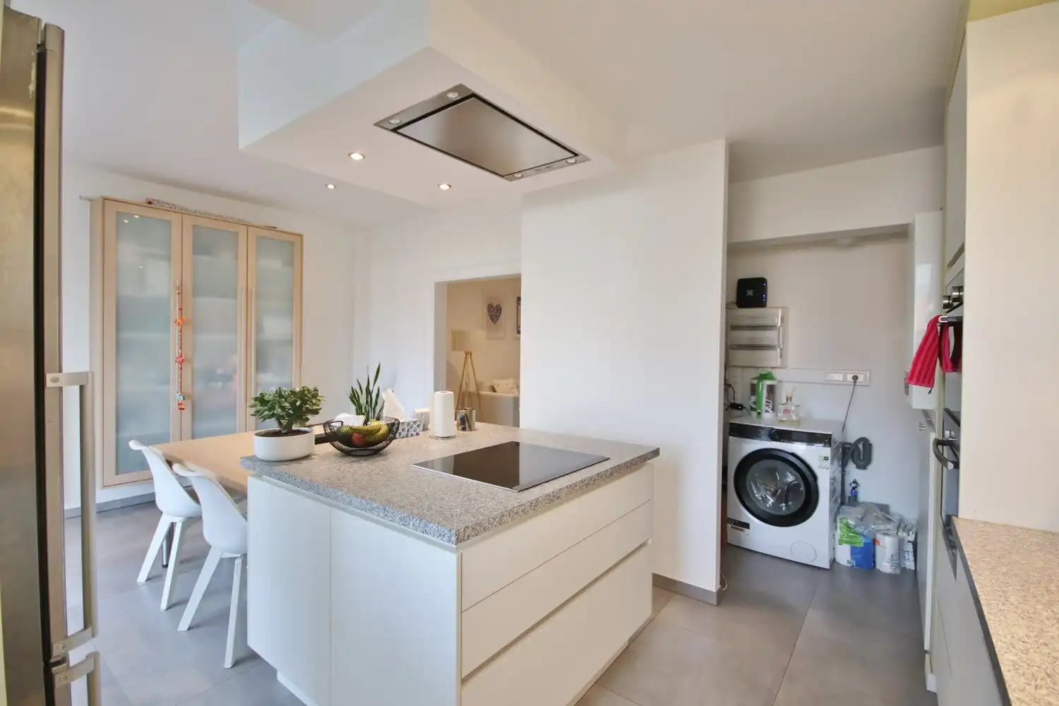 Appartement op gunstige locatie met groot terras foto 5