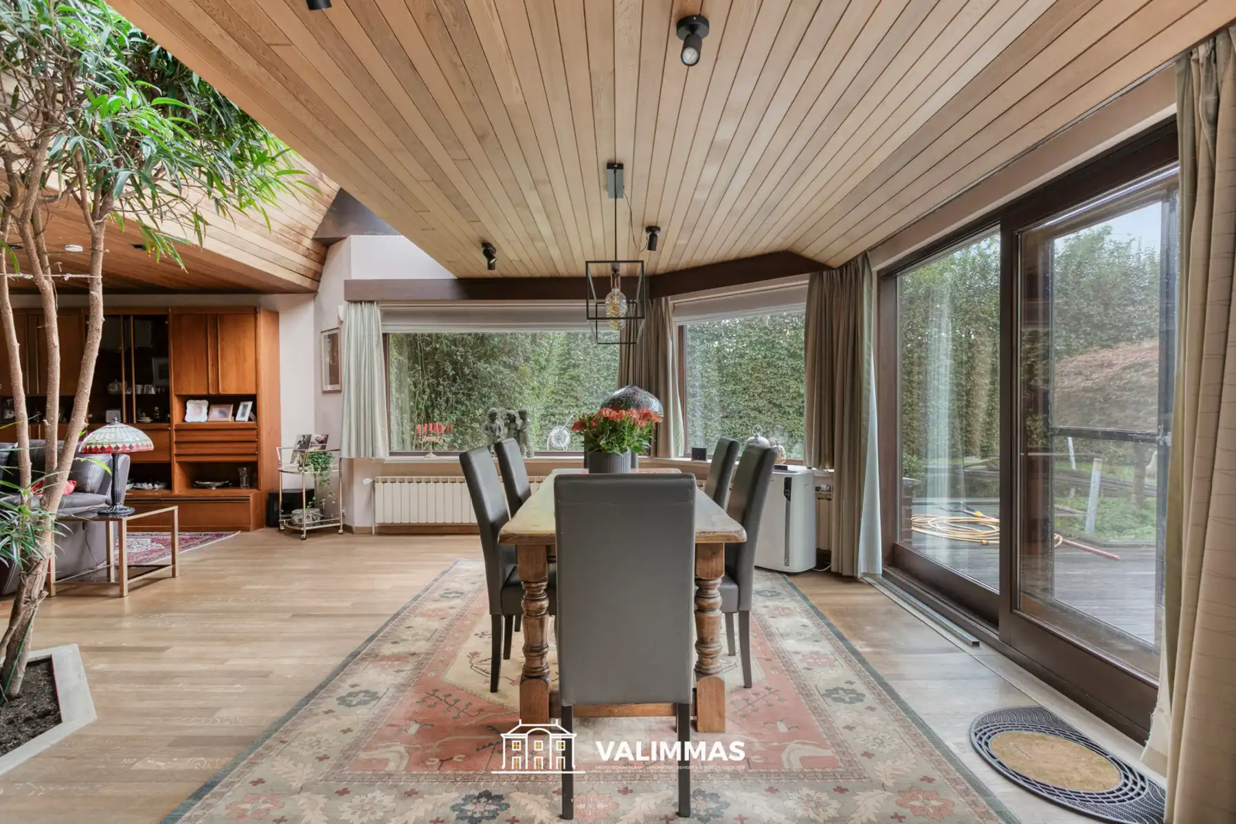Zeer rustig gelegen villa met garage en tuin met zwemvijver foto 8
