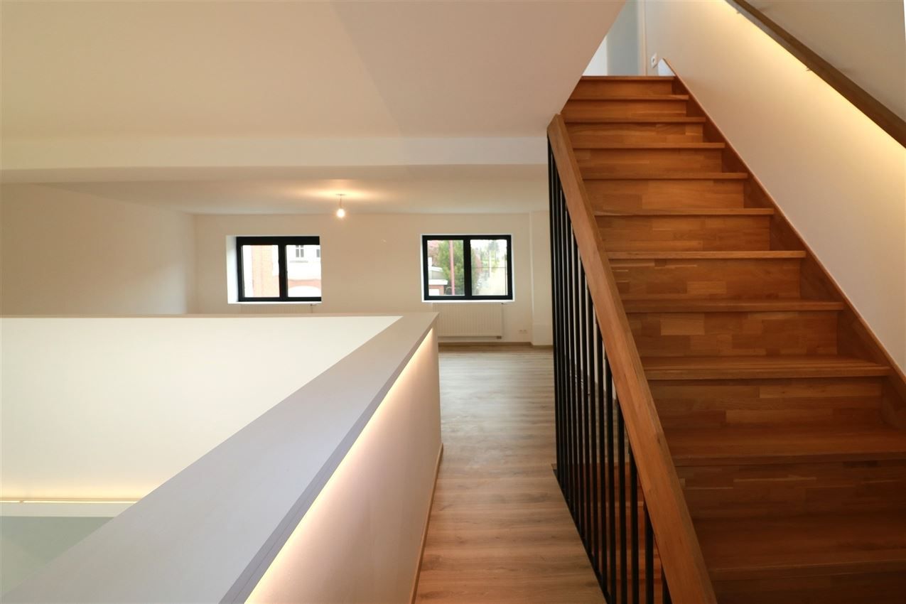 Architecturaal plaatje met 4 slpk., garage en riant terras foto 33