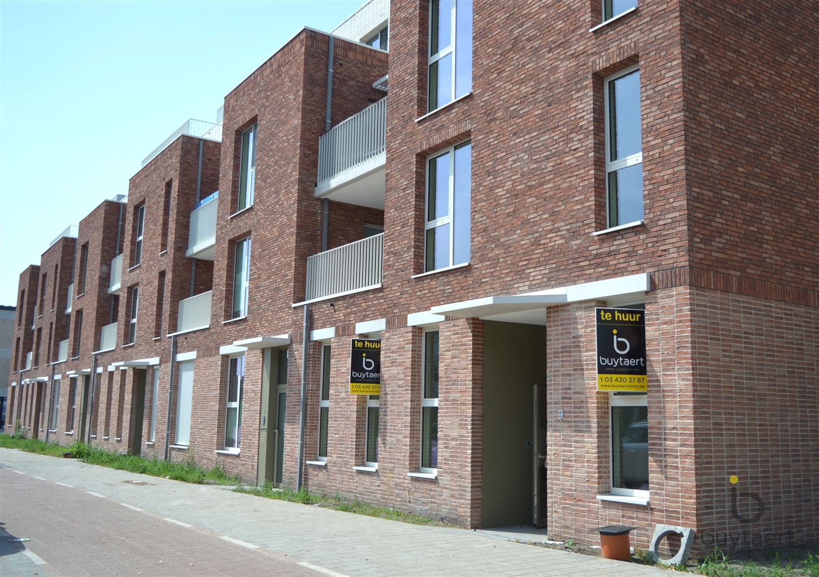 Gelijkvloers nieuwbouw appartement met twee slaapkamers. foto {{pictureIndex}}