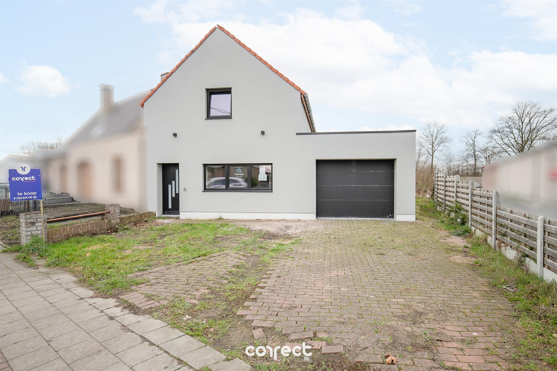 Casco woning met oprit, dubbele garage, op een groot perceel met nog zelf te bepalen afwerking. foto {{pictureIndex}}