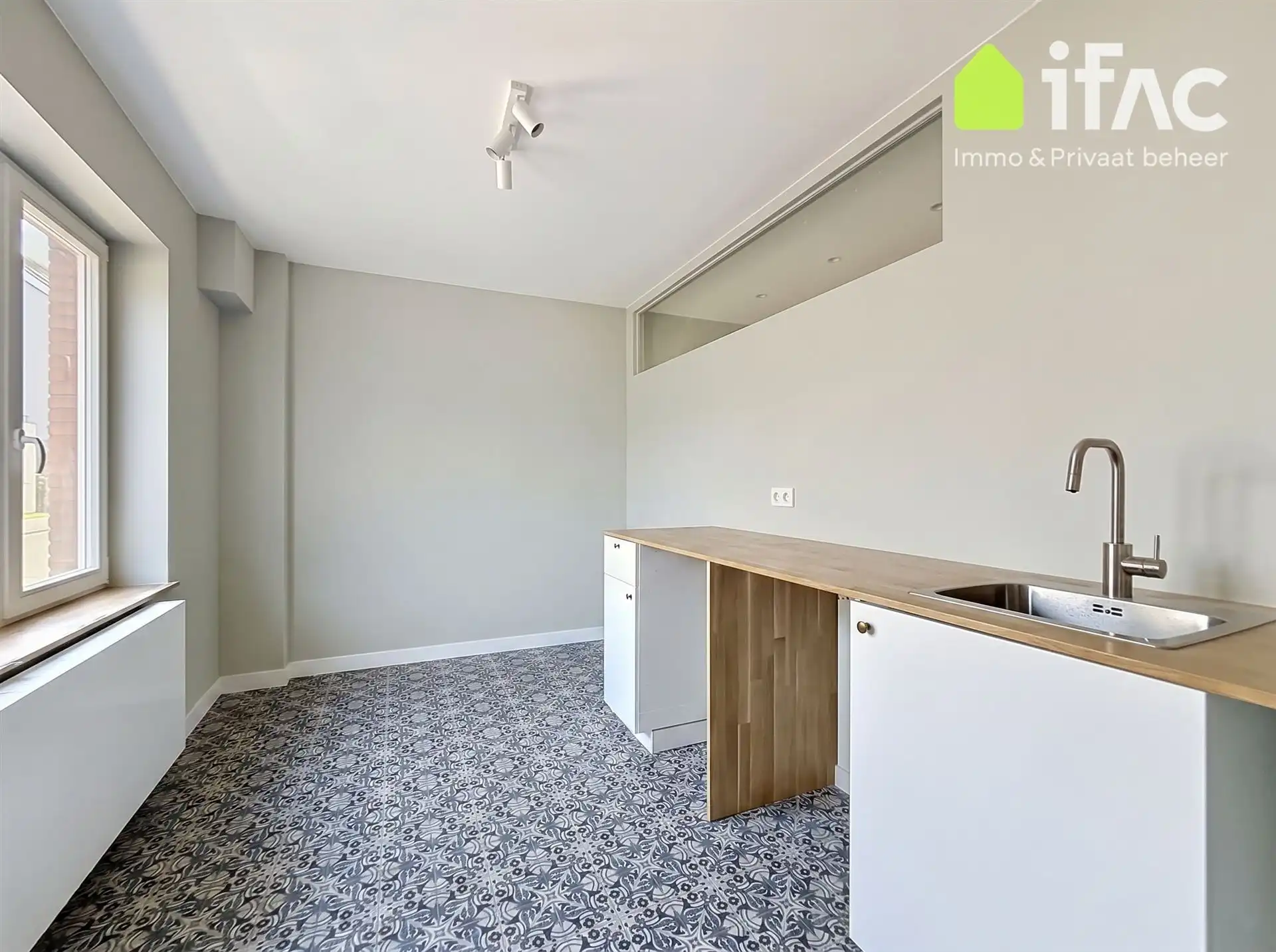 Lichtrijke gerenoveerde rijwoning met zonnig terras foto 6