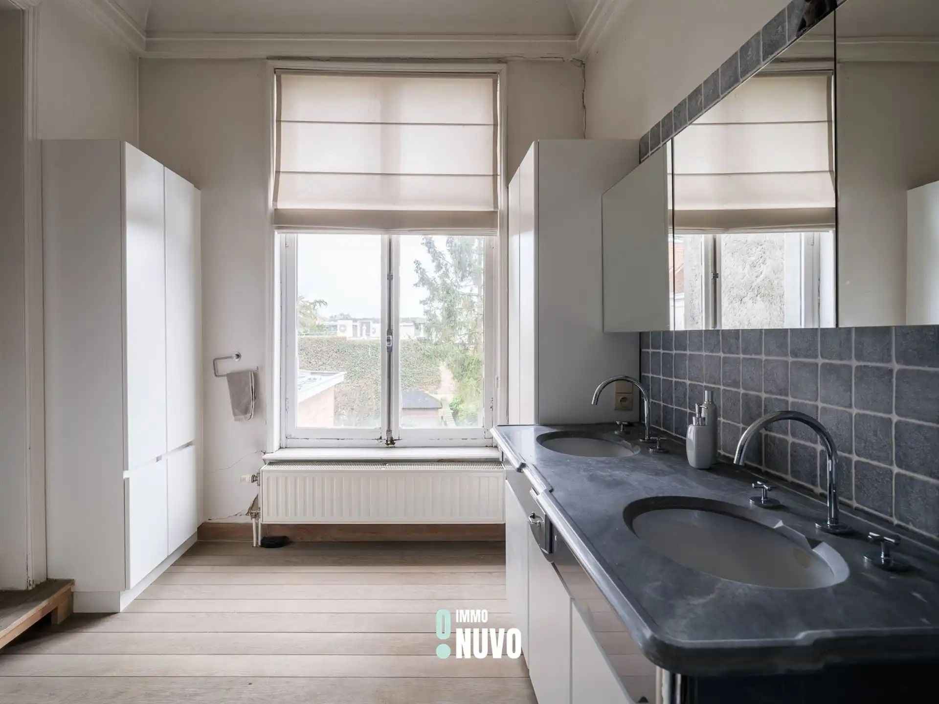 Exclusief herenhuis met handelspand op toplocatie te Aalst. foto 11