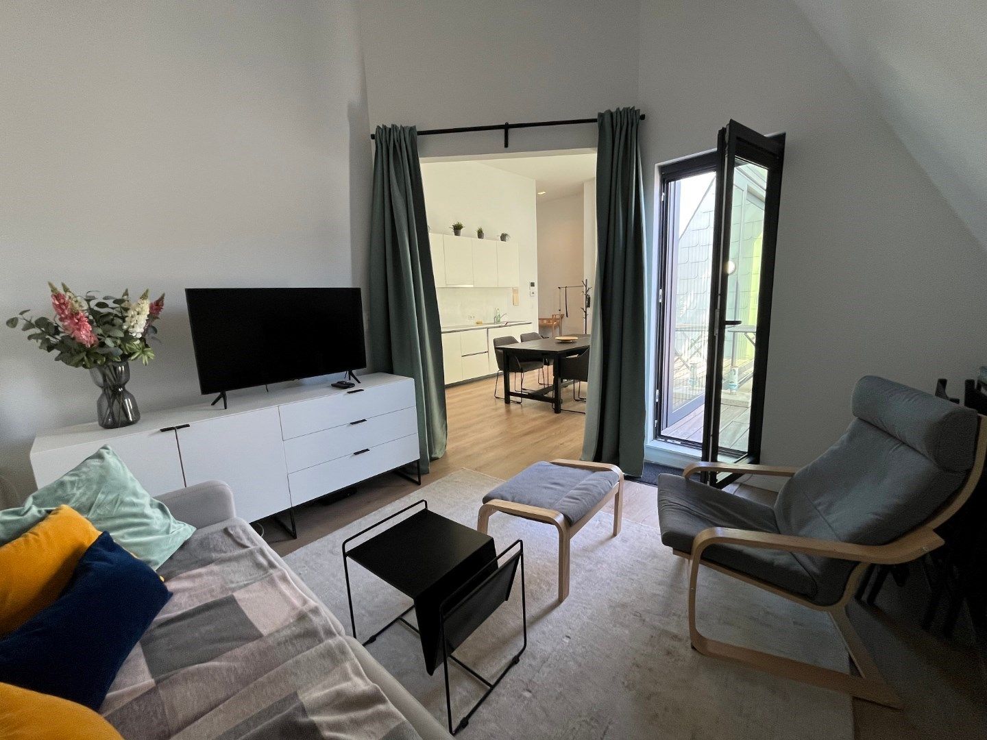 Bijzonder ruim dakappartement met terras. foto 8
