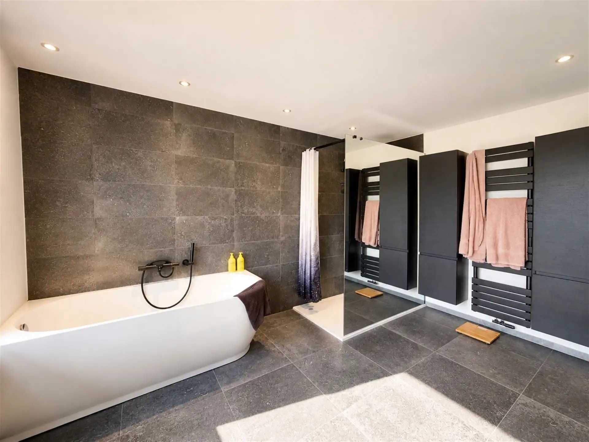 Instapklaar wonen met energiezuinig comfort, verrassend veel ruimte en een zonnige tuin. foto 13