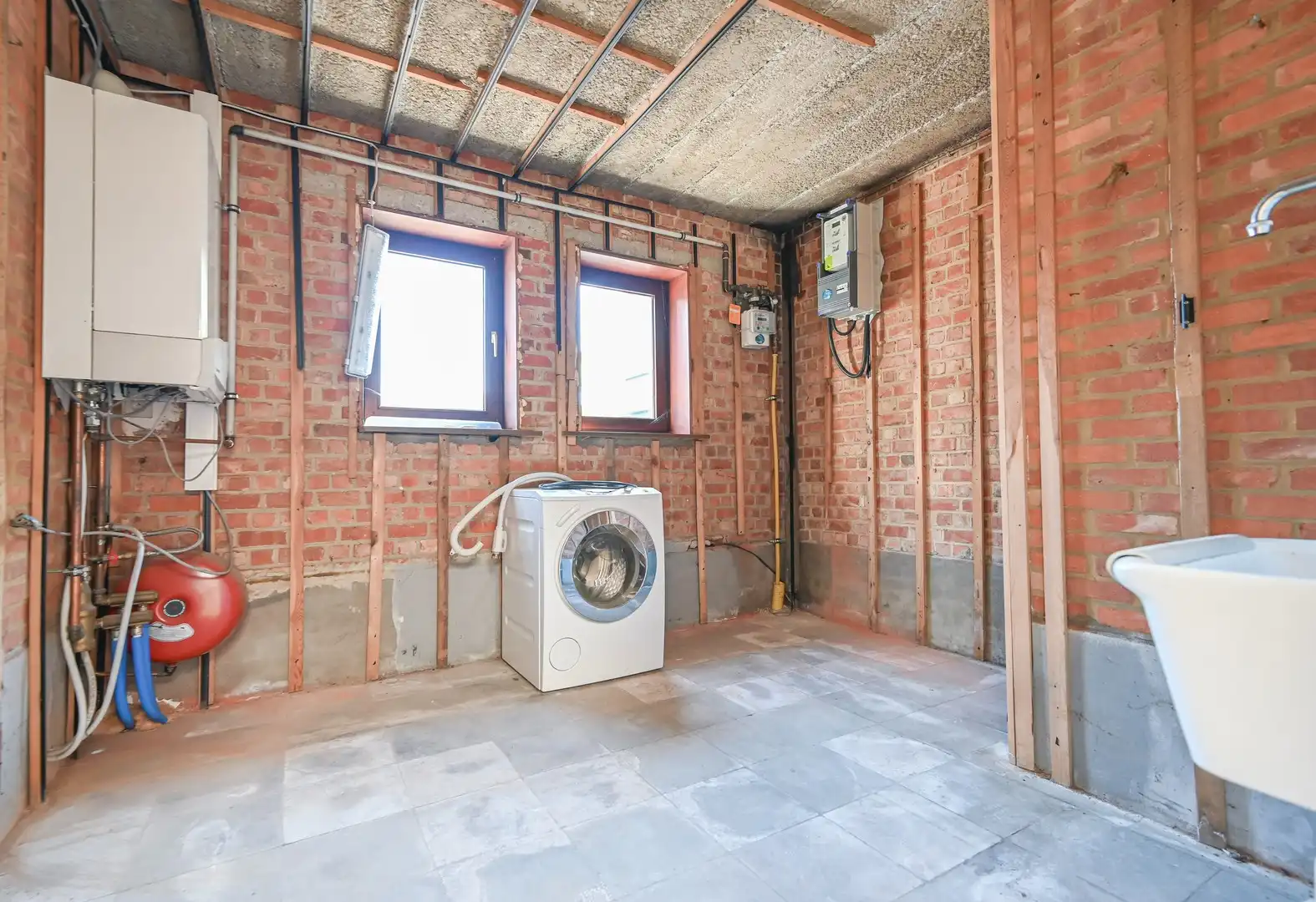 Ruime woning met 3 slaapkamers, vernieuwd dak en vergund schoonheidssalon. foto 13