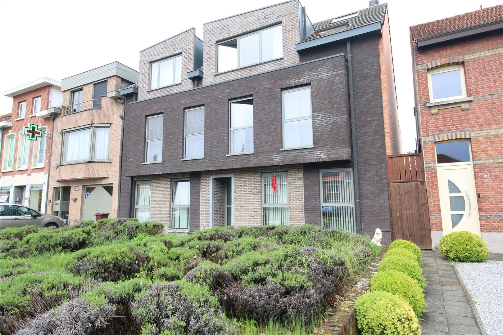 Gelijkvloers appartement met twee slaapkamers foto {{pictureIndex}}