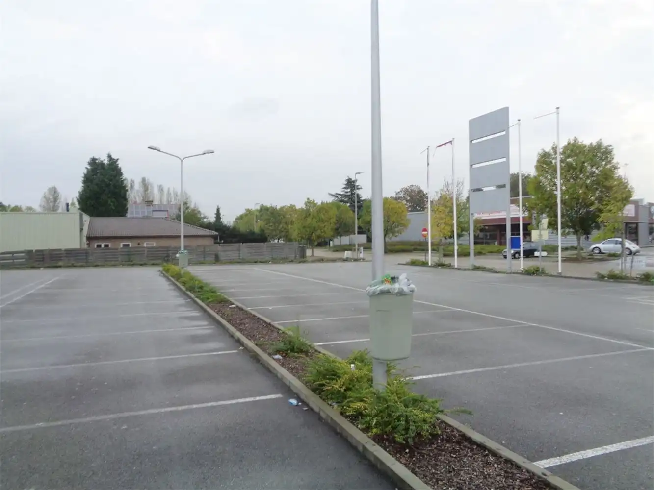 MODERN COMMERCIEEL GEBOUW MET GEMEENSCHAPPELIJKE PARKING foto 3