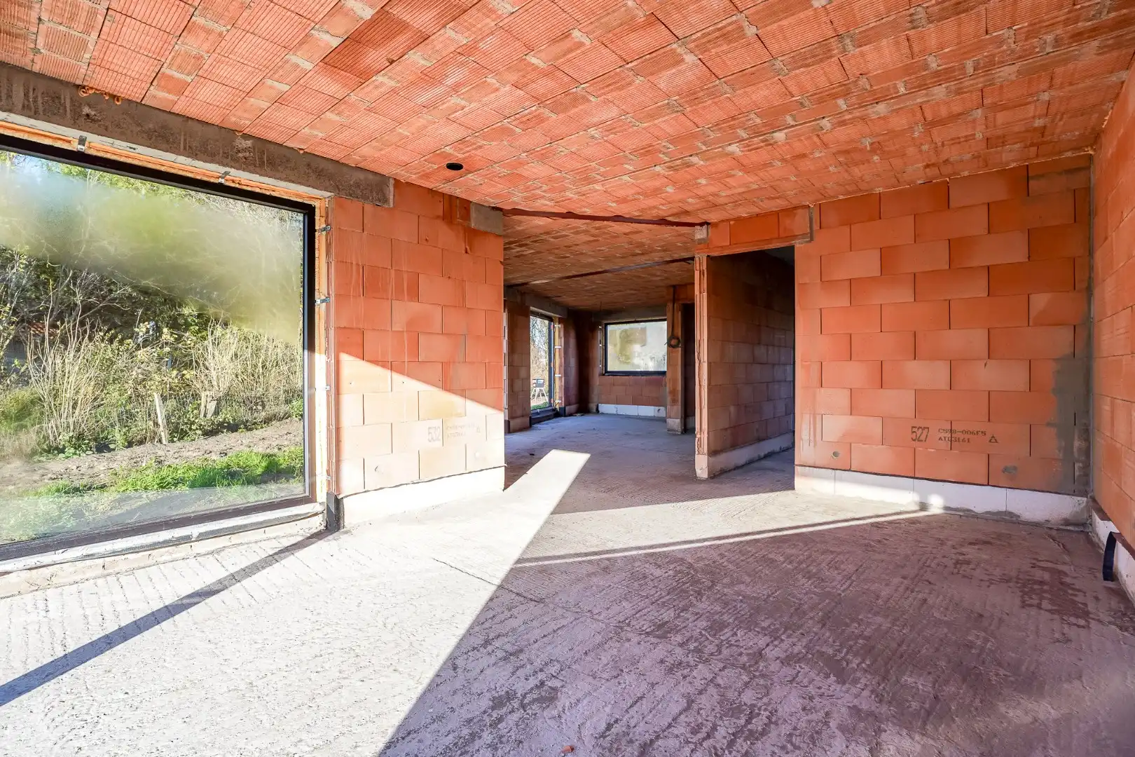 Halfopen casco woning op 326 m² op rustige ligging foto {{pictureIndex}}